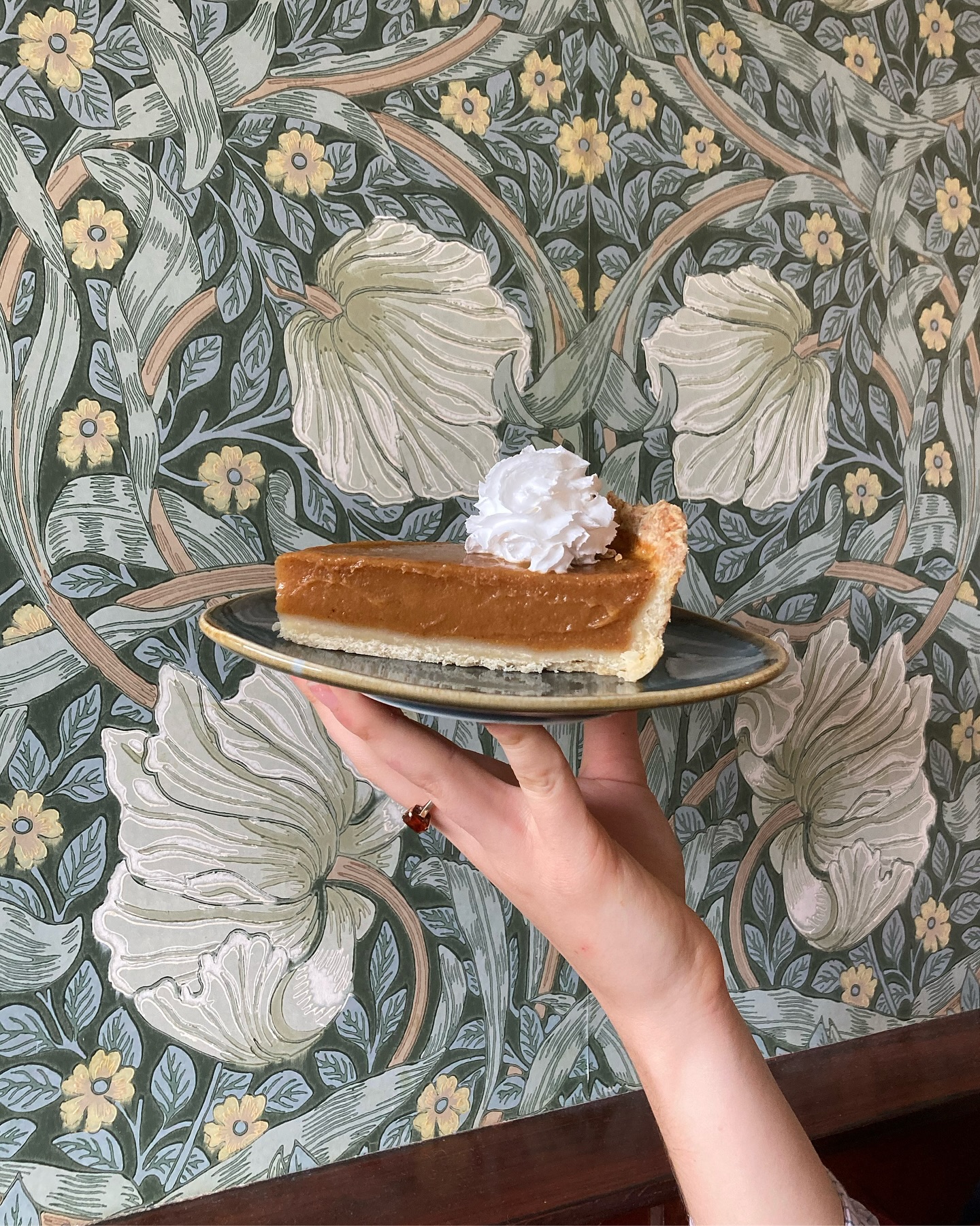 Guess who’s back - it’s pumpkin pie season!
After the cutting of the ceremonial slice last week (see video), our pumpkin pie is back to ease us into fall 🍁
This year it’s even better, as this treat is now made with only gluten-free ingredients 💖🧡 (NB: they are still produced in a kitchen where gluten are used)
Available as often as possible until the end of October 💚