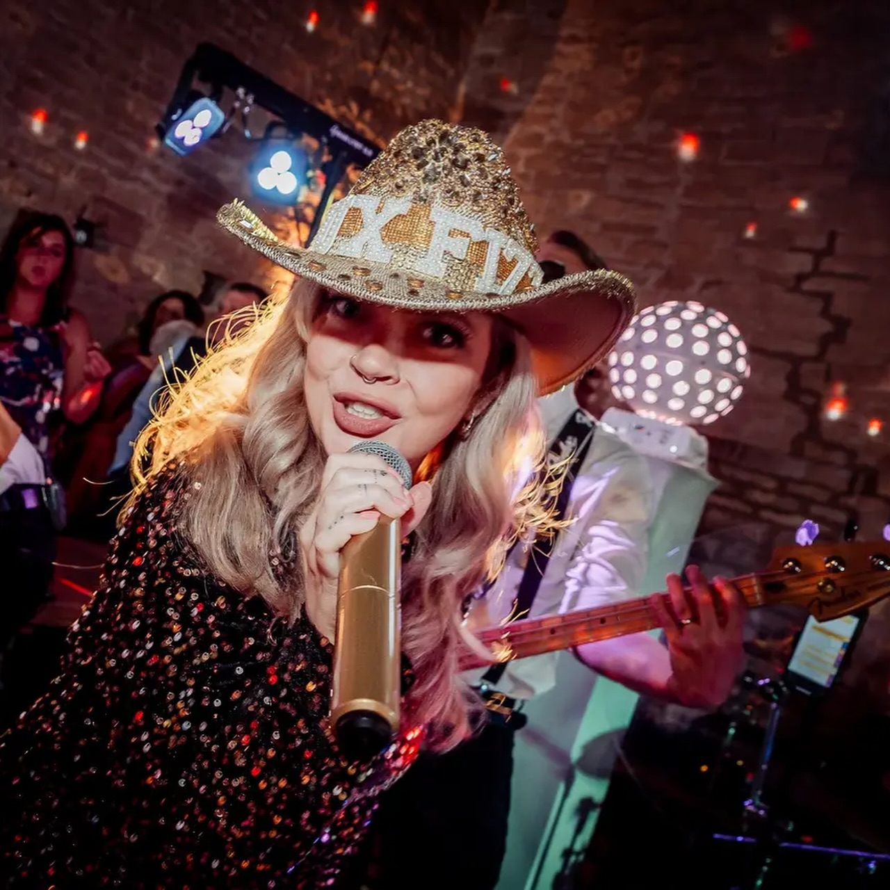 Rachel & Barry what an honour to celebrate with you on your special day! We had the BEST time! ❤️
@evokepictures 
@evokepictureslifestyle 
@yardspaceoldgore 
#Tuxfizz #ukweddingband #barnwedding #cotswoldwedding #weddingmusic #firstdance #firstdanceinspo #ukweddingplanning #weddinginspo #weddingcover #romanticweddingmusic #firstdancesong #firstdanceroutine #weddingband #functionband  #weddingsinger #twia #bridalgown #weddingsdress #weddingdancefloor #weddingdances #weddingdancechoreography