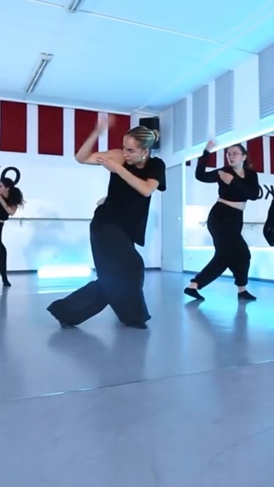 Back aus den Sommerferien & ready to move! 💙 @suyi.lou startet unsere neue Saison mit einer wundervollen Contemporary Choreo. Kommt vorbei & seit dabei! #Backtodance
INFO 🔻
Mittwoch Contemporary Mittelstufe
🕖 19:00 - 20:00 Uhr