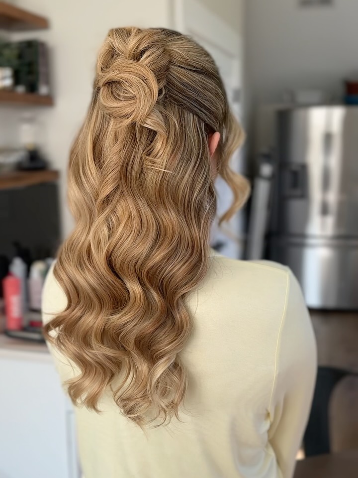Loveddd this bridesmaid hairstyle I created with @beyondtheupdoteam this past weekend! ❤️