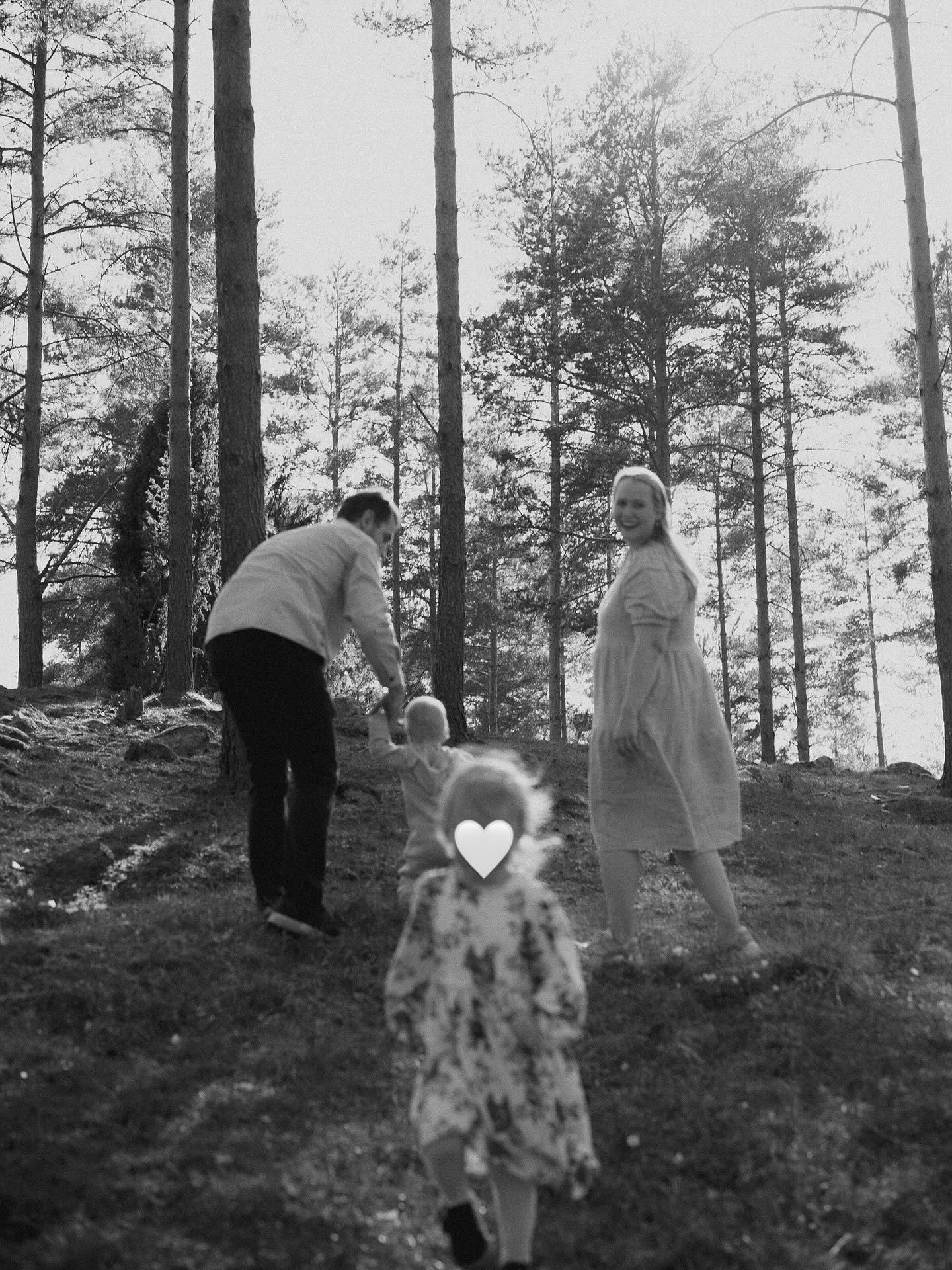 Ai mitä mä teen jos lapset ei pysy paikallaan? → En pyri väkisin pitämään heitä paikallaan.
Mun mielestä lasten pitää saada kuvauksissa olla juuri sellaisia kuin he ovat. Kuten aikuistenkin.
Antaa lasten juosta ja touhuta niitä asioita, joista he nauttivat ja jotka kuvastavat heidän persoonaansa. Koska mä kuvaan oikeaa elämää enkä mitään käsikirjoitettuja satuja.
Kyllä ne lapset aina välillä pysähtyy hetkeksi ja silloin saadaan myös niistä hetkistä kuvia.
Tää on myös yksi syy siihen, miksi mä kuvaan dokumentaarisesti perhekuvia ja mun kuvaukset on kestoltaan 2-3 tuntia. Jotta elämä ehtii tapahtua ja välillä ehkä vähän seisahtuakin. 🤭
#perhekuvaajasalo #perhekuvaussalo #perhekuvaajaturku #perhekuvausturku #perhekuvausturussa #dokumentaarinenperhekuvaus #perhekuvaajat #perhekuvaajatsuomi #perhekuvaussuomi