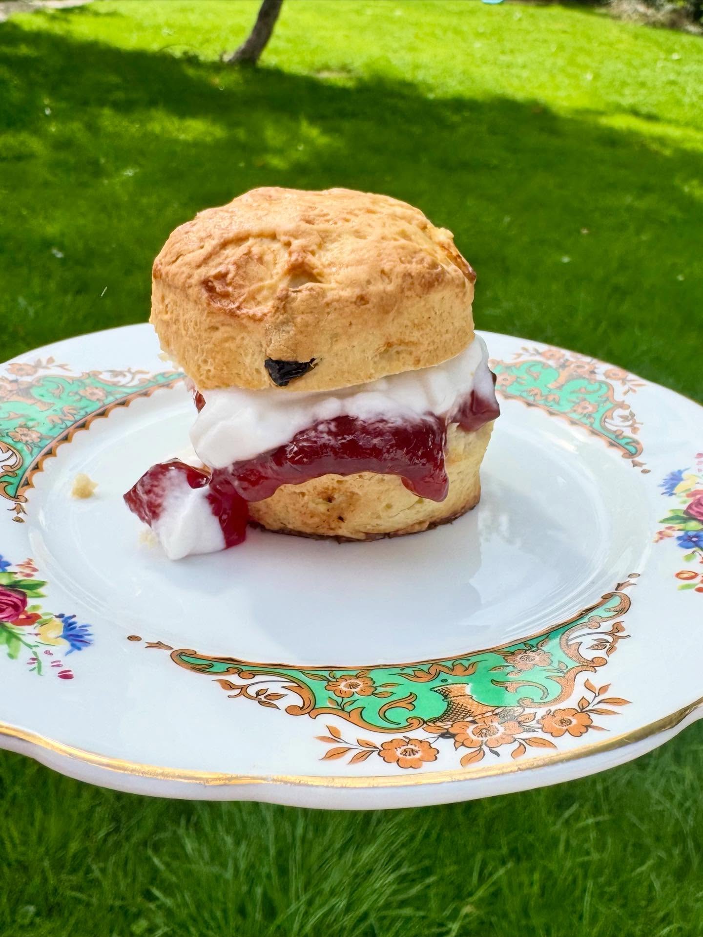 ✨GIVEAWAY✨
4 freshly baked scones - come and collect today!
I've been testing scone recipes this morning for the upcoming vegan baking course on Saturday 11th October. However, I can only eat so many.
They're plant based, light and DE-LIC-IOUS!
Jam on top? Jam on the bottom?
#giveaway #frome #fromeevents #fromesomerset #FromeCookerySchool #plantbasedcookeryschool #vegancookeryschool #PlantBased #vegan #littlefromecookeryschool #veganbaking #veganscones #afternoontea