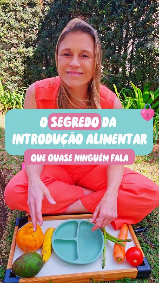 ✨ A introdução alimentar não começa no prato, começa muito antes!
O bebê precisa vivenciar o mundo através dos sentidos — tocar, cheirar, sentir diferentes texturas — para estar preparado para a comida.
👶 Experiências sensoriais simples, como brincar com massinha comestível, explorar frutas no tapete, pintar com alimentos ou até brincar com frutas na água, ajudam a prevenir a seletividade alimentar.
🔬 Estudos mostram que a exposição precoce a texturas e sabores variados aumenta a aceitação alimentar e diminui o risco de rejeição no futuro (Rowan & Harris, Nutrition in Clinical Practice, 2012).
💡 Que tal incluir essas experiências na rotina do seu bebê?
#introduçãoalimentar #pediatria #alimentacaoinfantil #seletividadealimentar #bebesaudavel #maedeprimeiraviagem #pediatriahumanizada #draMi #PediatriaHumanizada #pediatraemsãopaulo #pediatraonline #pediatriacomempatia #pediatriacomamor #sensorial