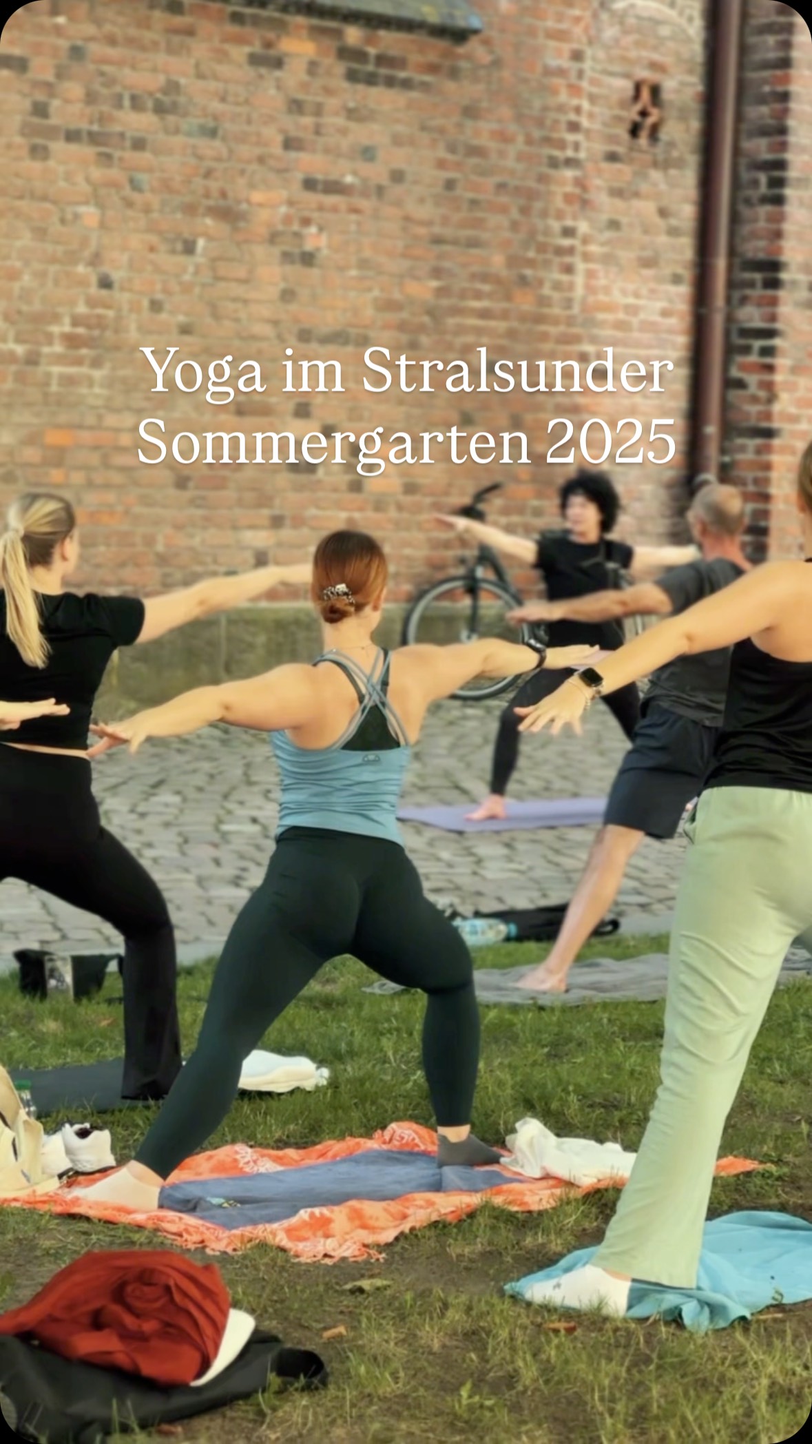 Drei Sonntage, drei Einheiten, so viele schöne Momente. ☀️🧘♀️
Noch ein paar Eindrücke von unserer kleinen Yoga-Reihe im @stralsunder.sommergarten
Wir sind einfach nur dankbar! Danke an alle, die mit uns die Matte ausgerollt, geatmet, gelacht und einfach den Moment genossen haben. 🌿✨
#movaplave #yogastralsund #yoga #stralsund