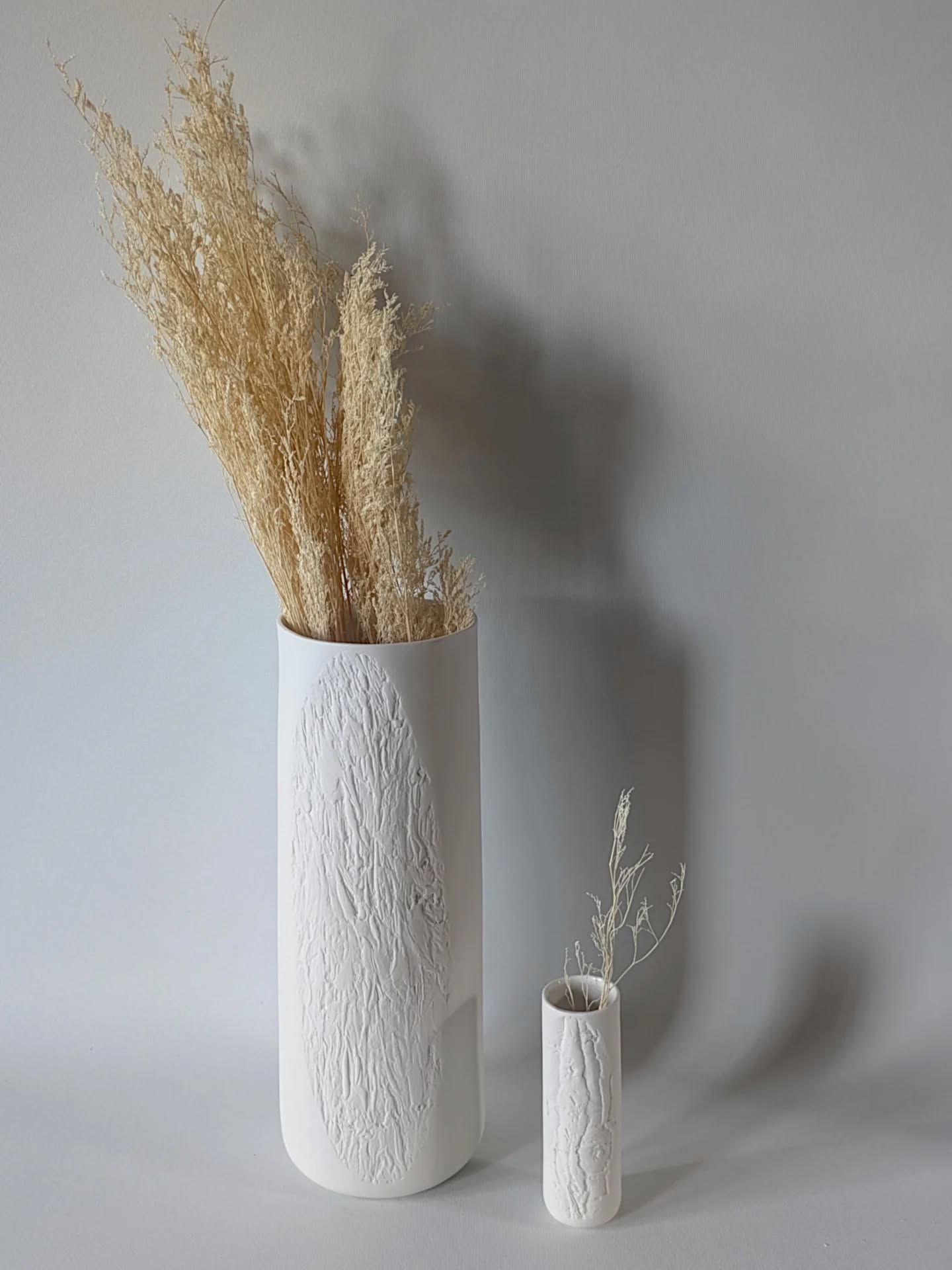 Vases Écorce
Porcelaine, Empreinte d'If
En duo ou quatuor
#ceramique #pieceunique #porcelainesensible #empreinte #artisanatdart #deco #vaseartisanal