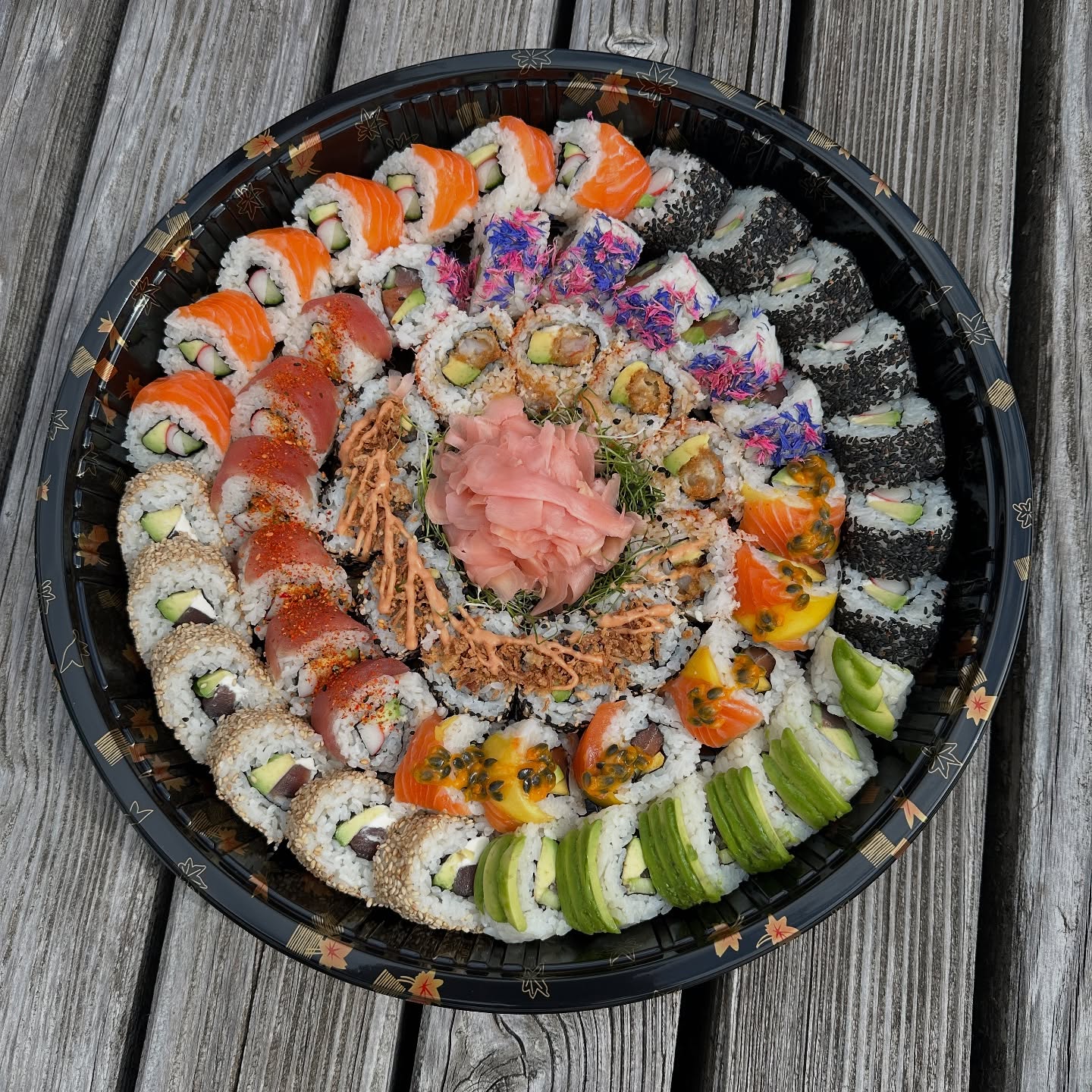 Vielen Dank @simply_freddi für die leckeren Sushi 🙏🏼
#sushi #simplysushi #djboboofficial #rehearsals #thegrateadventure #tombeck #tourlife #tamadrumsofficial #meinlcymbals #drummershoes