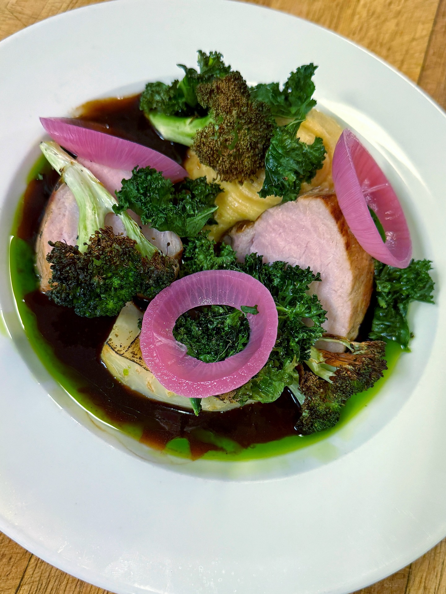 Langtidsstekt svinefilet
Servert med potetmos rørt med brunost, helstekt sellerirot, grønnkål, rødløk, ristet brokkoli og kjøkkensjefens ølsaus.
#kleivstua #kleivstuahotell #møtestedetpåkrokskogen #restaurant #middag #dinner #food #svinefilet #pork #food #classicnorway #norge #norskmat #kortreistmat #localfood