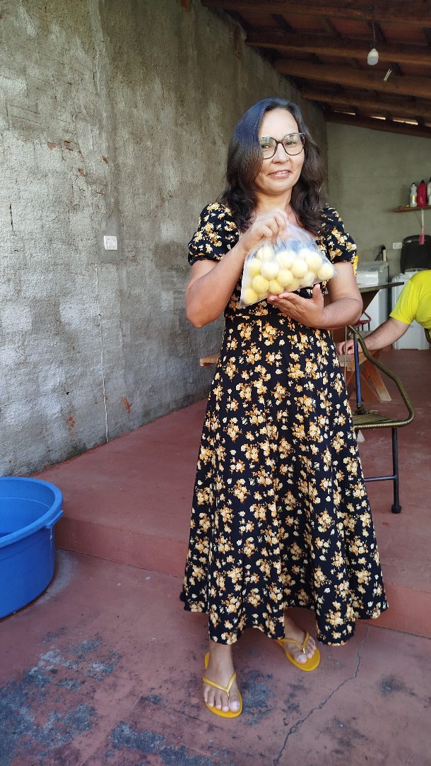 Carla's Erfolgsgeschichte 🍞🧑🏽📈
Carla hat vor einigen Jahren den Bäcker*innenkurs besucht, den Mauern fürs Leben finanziert hat. Carla war schon zuvor eine gute Köchin und Bäckerin, sie machte aber alles "aus dem Gefühl". Im Kurs lernte sie u.a. Rezepte zu kalkulieren - auch wenn sie nach eigener Aussage Mathematik nicht mag - was ihr erlaubt, grosse Mengen mit hochstehender und gleichbleibender Qualität zu backen. 🔢🟰
Heute produziert sie jede Woche mehr als 600 "Pão de Queijo" (eine brasilianische Spezialität), die sie einfriert und gefroren in der ganzen Region verkauft. Sie sagt: "Leider habe ich das Geld nicht um eine Bäckerei zu eröffnen, aber ich bin auch so glücklich." 📦🤗
Hilf auch du mit, Menschen im Nordosten Brasiliens Perspektiven durch Berufsbildung zu ermöglichen ✨
➡️ mauernfuersleben.com
Komplette Live-Schaltung nach Brasilien 🇧🇷:
https://youtu.be/cgi9KY4n0Cc
#mauernfuersleben #ngo #npo #maranhao #pãodequeijo #perspektiven #berufsbildung