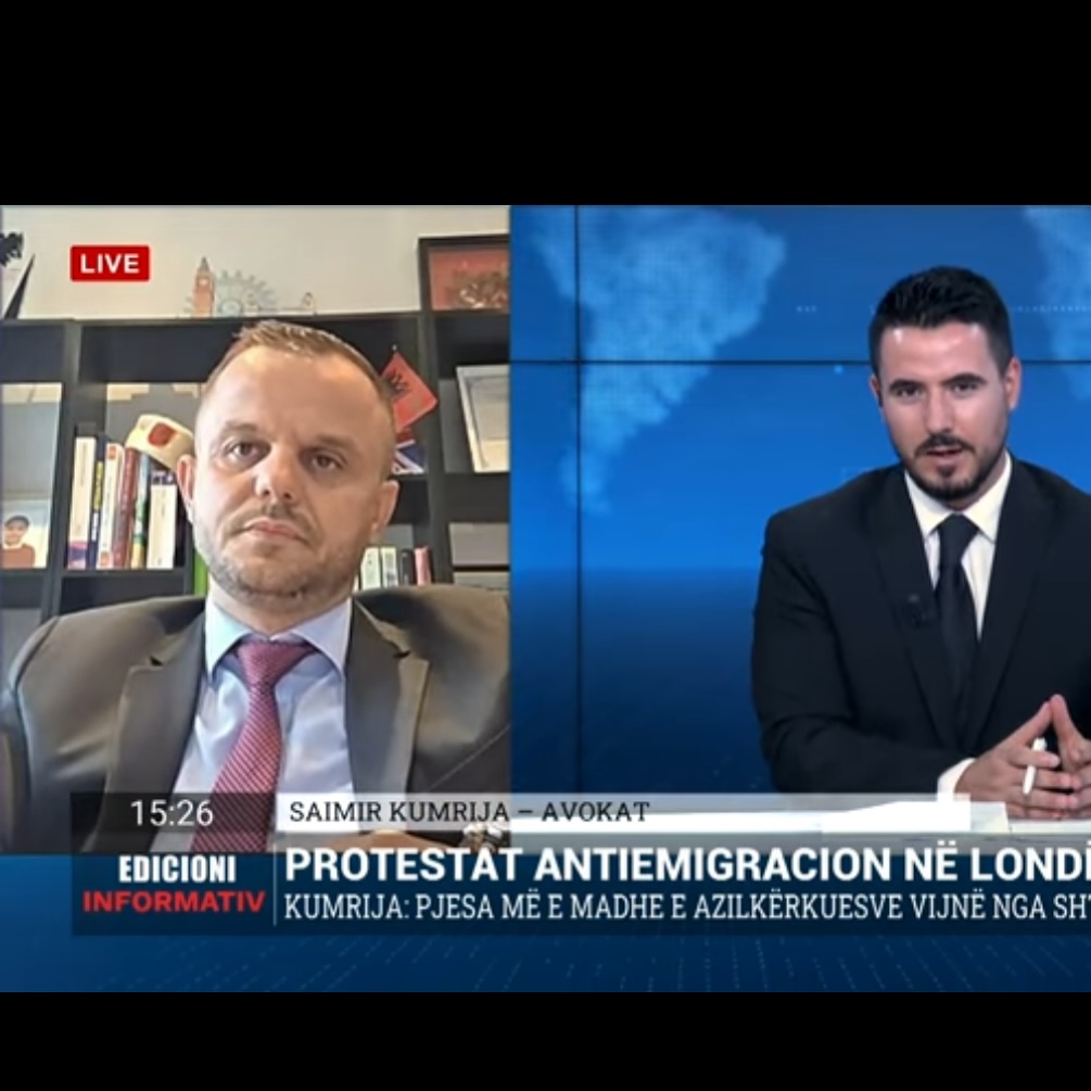 📢 Protestat në Londër – Fakte, jo frikë
Ditët e fundit në Londër pamë protesta të mëdha kundër emigracionit, me thirrje të forta ndaj qeverisë. Është e qartë që ka shumë zemërim, por përpara se të gjykojmë, duhet të shohim faktet.
⚖️ Çfarë thotë ligji britanik?
Sipas Immigration and Asylum Act 1999, çdo person që kërkon azil ka të drejtë për strehim dhe një mbështetje minimale – vetëm £49.18 në javë. Kjo nuk është privilegj, por një formë mbijetese.
📊 Cilat janë shifrat reale?
• Sot, rreth 32 mijë azilantë strehohen në hotele në Mbretërinë e Bashkuar (nga mbi 56 mijë në kulmin e vitit 2023).
• Kostoja për shtetin është rreth £108 milion në muaj, një shumë e madhe, por jo aq sa shifrat e ekzagjeruara që shpesh përhapen.
👉 E vërteta është kjo:
Azilantët nuk zgjedhin të jetojnë në hotele. Ata bllokohen aty nga procedurat e ngadalta, kontratat e dështuara dhe mungesa e transparencës me komunitetet vendase.
✅ Zgjidhja nuk është të fajësojmë azilantët, por të përshpejtojmë vendimet, të gjejmë strehim më të lirë e më të qëndrueshëm dhe të komunikojmë qartë me qytetarët. Vetëm kështu kursejmë para, mbrojmë komunitetet dhe respektojmë ligjin.
Ky debat nuk është thjesht për emigracionin. Është një provë për vlerat tona si shoqëri:
A do të flasim me fakte dhe drejtësi, apo me frikë dhe retorikë?