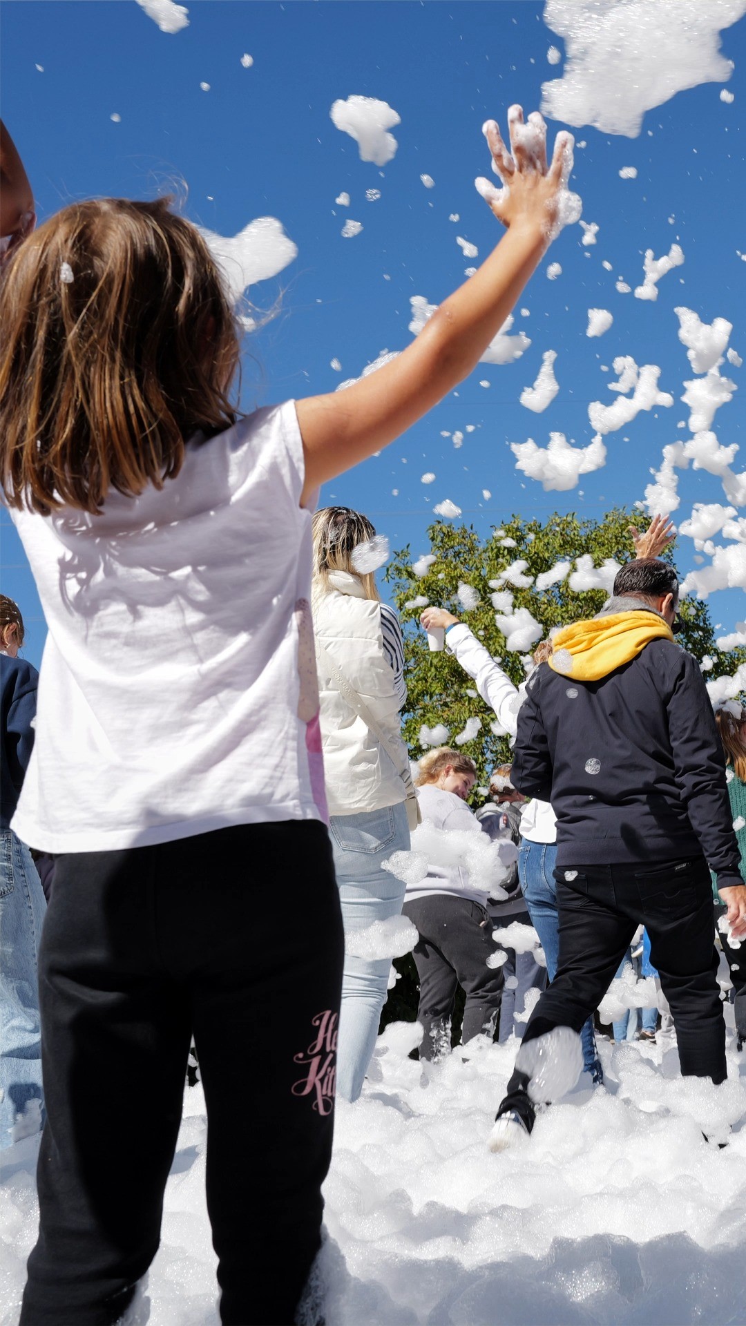 Dernière ligne droite avant la 62ème Fête des Vendanges de Russin ! 🥳
Les derniers préparatifs de la fête sont en cours, il ne reste donc que quelques jours avant le début des festivités !
Cette année, rendez-vous les 20 et 21 septembre pour une bonne dose de musique, d’animations, de manèges et, bien sûr, de bonne ambiance ! 🎸🎶
Vous avez une question à propos de l'événement ? Toutes les informations sont disponibles sur notre site web, n'hésitez pas à le consulter ! 😉
Quel bonheur de pouvoir vous retrouver ce week-end : nous avons hâte de célébrer à vos côtés ! 🙌
#fdv #fdvrussin #russin #geneve #fetedevillage #mandement #fetedesvendanges #musique #concertlive #vin #danser #geneve #geneva #campagne #vendanges #terroir #swisswinelovers #swisswine #concert #produitduterroir #fetedesvendangesrussin