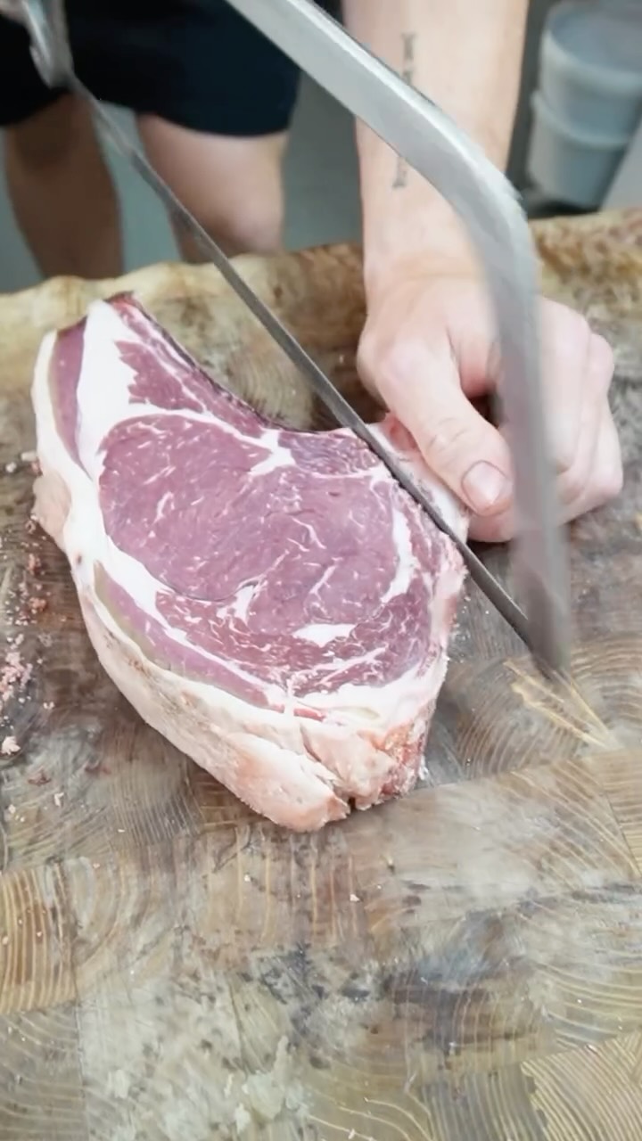 Charlie boning out a Single Rib Cote De Boeuf 🥩
Perfect for a treat midweek or even cooking over fire through these Autumnal months! 🍂
#stayhungrywokingham #localbusiness #steak #meatlovers #foodies #cookingoverfire #delicious #wokingham #localbusiness