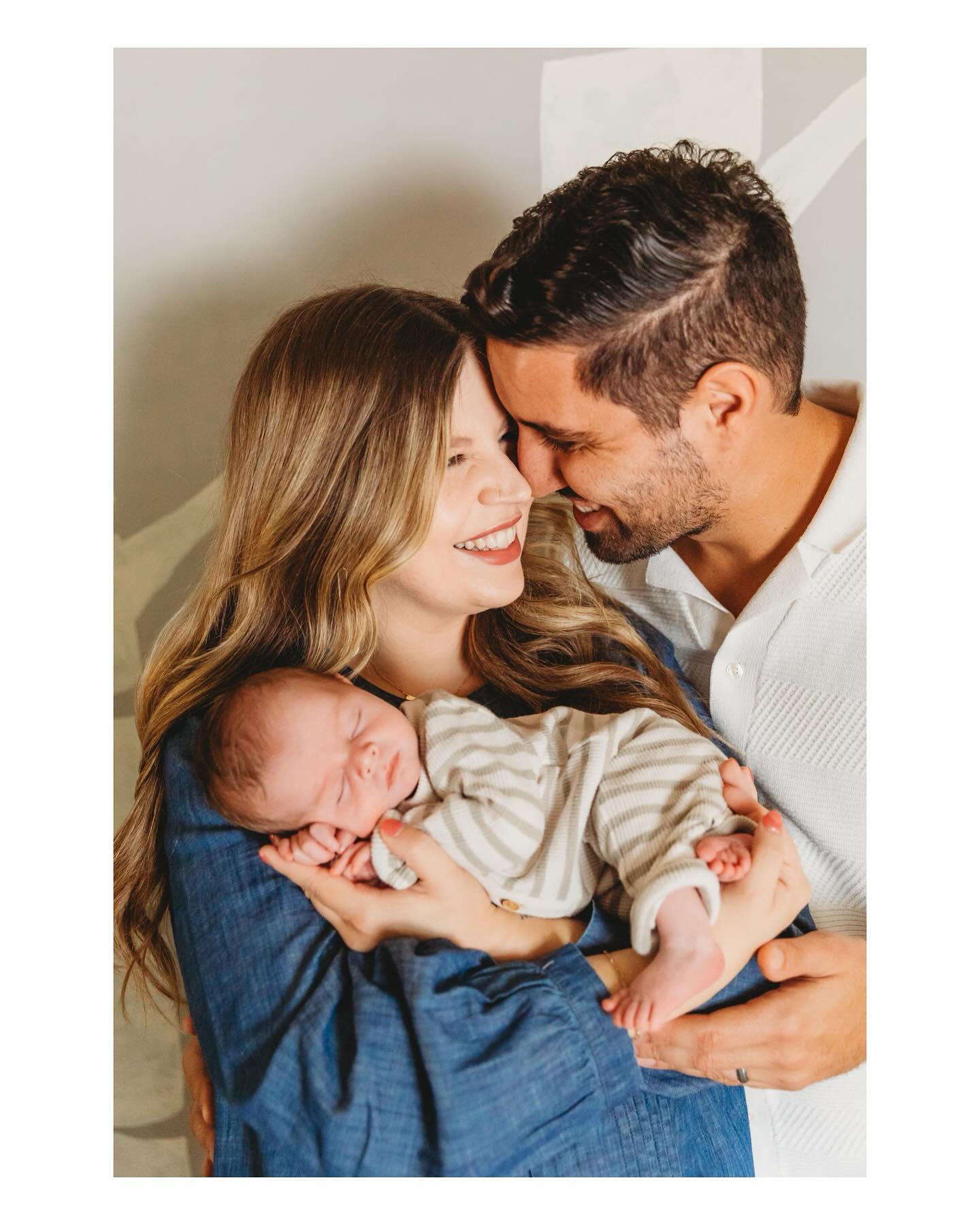 Swipe to see the smiliest baby and the sweetest family 🥹❤️ Literally love them so much!! ✨
•
•
•
#newborn #inhomenewbornsession #newbornsession #newbornphotography #family #love #kqp #kelseyquickphotography #lawsonphotographer #kcphotographer #kansascityphotographer #libertyphotographer #portraitphotographer