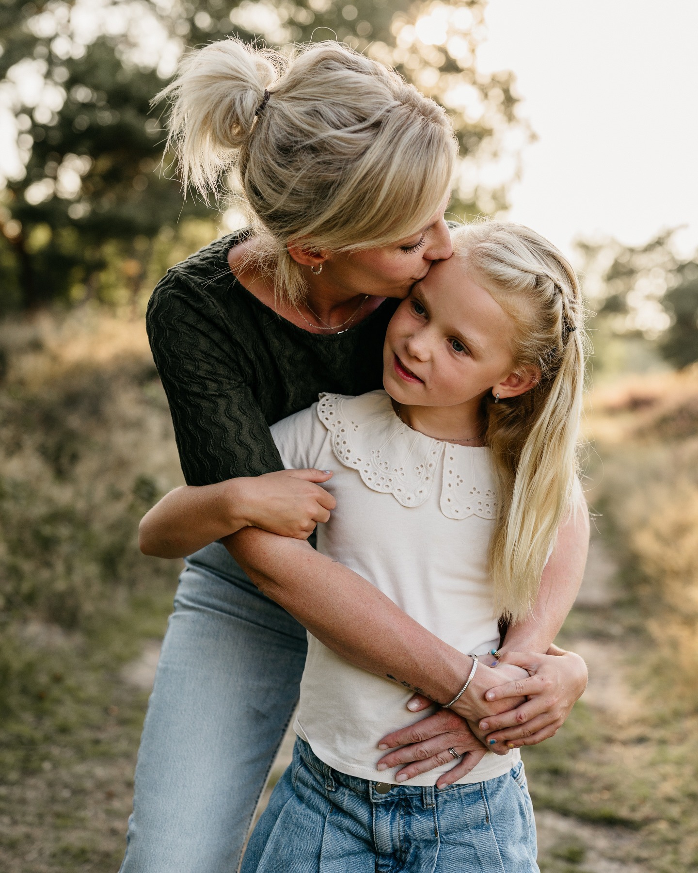 Lekker knuffelen en spelen tijdens de shoot, dan ontstaan de mooiste momenten! ๐ซถ๐ป
--------
#motherhood #fotoshoot #lifestylephotographer #lifestylphotography #lifestyle #motherandson #motheranddaughter #mommyandme #familyphotographer #familiefotograaf #familiefotograaflimburg #fotograaflimburg #fotograafroermond