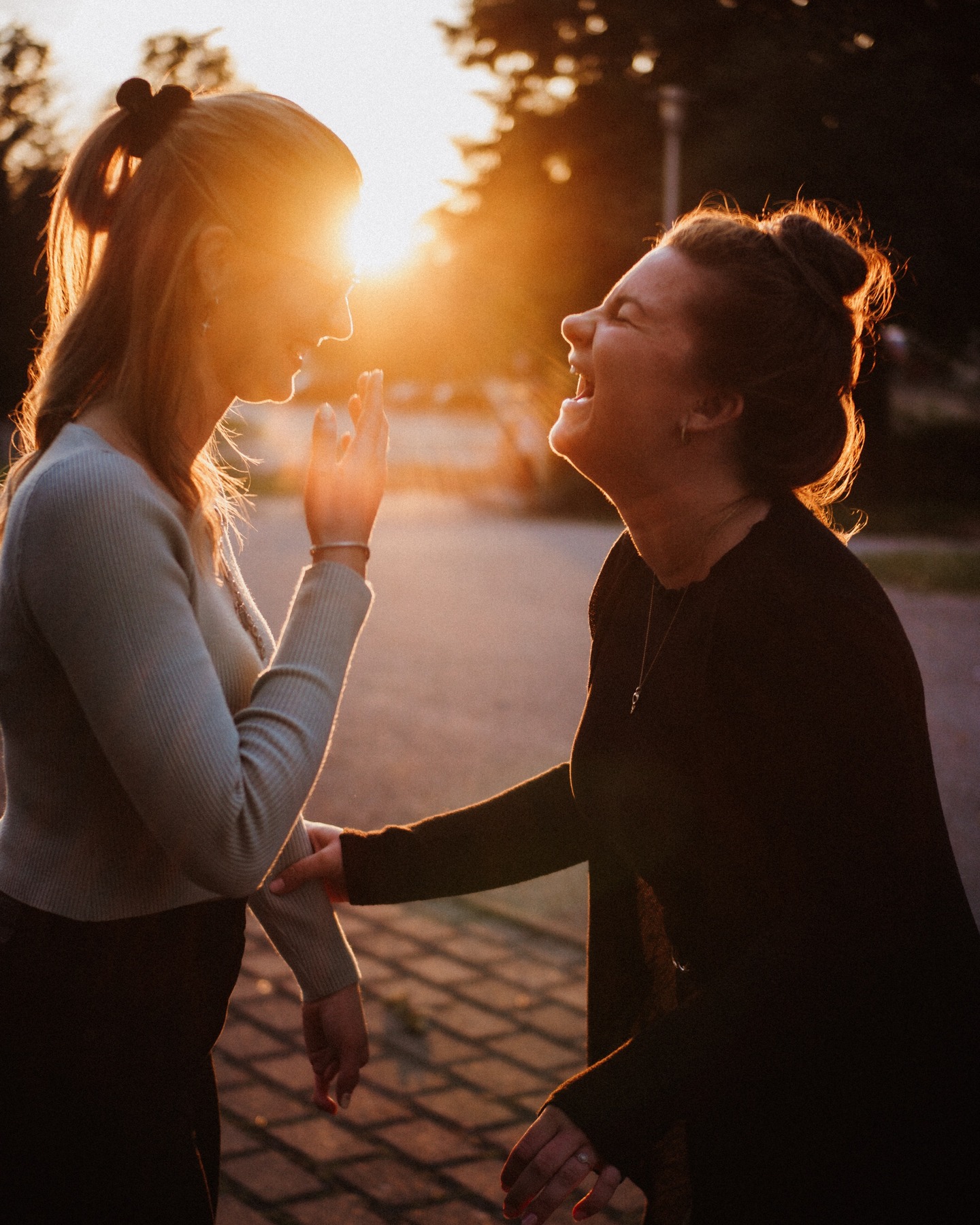 Lebe im Moment – Freundschaft für immer festhalten ✨
Wahre Freundschaft ist mehr als ein Gefühl – es sind gemeinsame Momente, Lachen bis zum Bauchweh und Erinnerungen, die ein Leben lang bleiben.
Mit einem Freundschaftsshooting fange ich genau diese Augenblicke für euch ein – echt, lebendig und voller Emotionen. Egal ob beim Spaziergang durch die Natur, beim Picknick oder einfach beim gemeinsamen Quatschmachen – diese Fotos erzählen eure Geschichte.
Warum ein Freundschaftsshooting?
✨ Haltet eure Verbundenheit für immer fest
✨ Erinnerungen, die ihr euch immer wieder ansehen könnt
✨ Ein Erlebnis voller Spaß, Lachen & Liebe zum Detail
📍 Freundschaftsfotografie in Bad Segeberg, Lübeck & Umgebung
Lasst uns zusammen Erinnerungen schaffen, die euch für immer begleiten. 💌
#freundschaftsshooting #freundschaftfotos #badsegeberg #lübeck #freundschaftfürimmer #freundschaftsfotografie #vomlichtgeküsst #gemeinsamerinnerungen