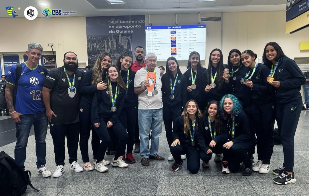 O presidente da EAGV, Handel Soares, recebeu com muito orgulho a Seleção Goiana Sub-16, vice-campeã do Campeonato Brasileiro de Seleções (CBS) 1º divisão. Com muita garra, nossas meninas garantiram a vaga para a Divisão Especial e conquistaram o 2º lugar neste grande campeonato! 💙
Esse resultado é fruto do talento e dedicação das atletas, aliado ao excelente trabalho do técnico @gibamarques10 e do coordenador de seleções e preparador físico @equipealexandreirineu_pf, que foram peças fundamentais nessa jornada.
Um agradecimento especial à @ncextremeoficial, patrocinador e parceiro fundamental que vestiu nossa equipe com uniformes de alta qualidade e reforçou nossa identidade dentro e fora das quadras 👏🏼
Gratidão a rede de academias @bluefitgoias, que esteve ao nosso lado durante 6 meses de preparação, fortalecendo ainda mais esse grande resultado 🏋🏻♀️