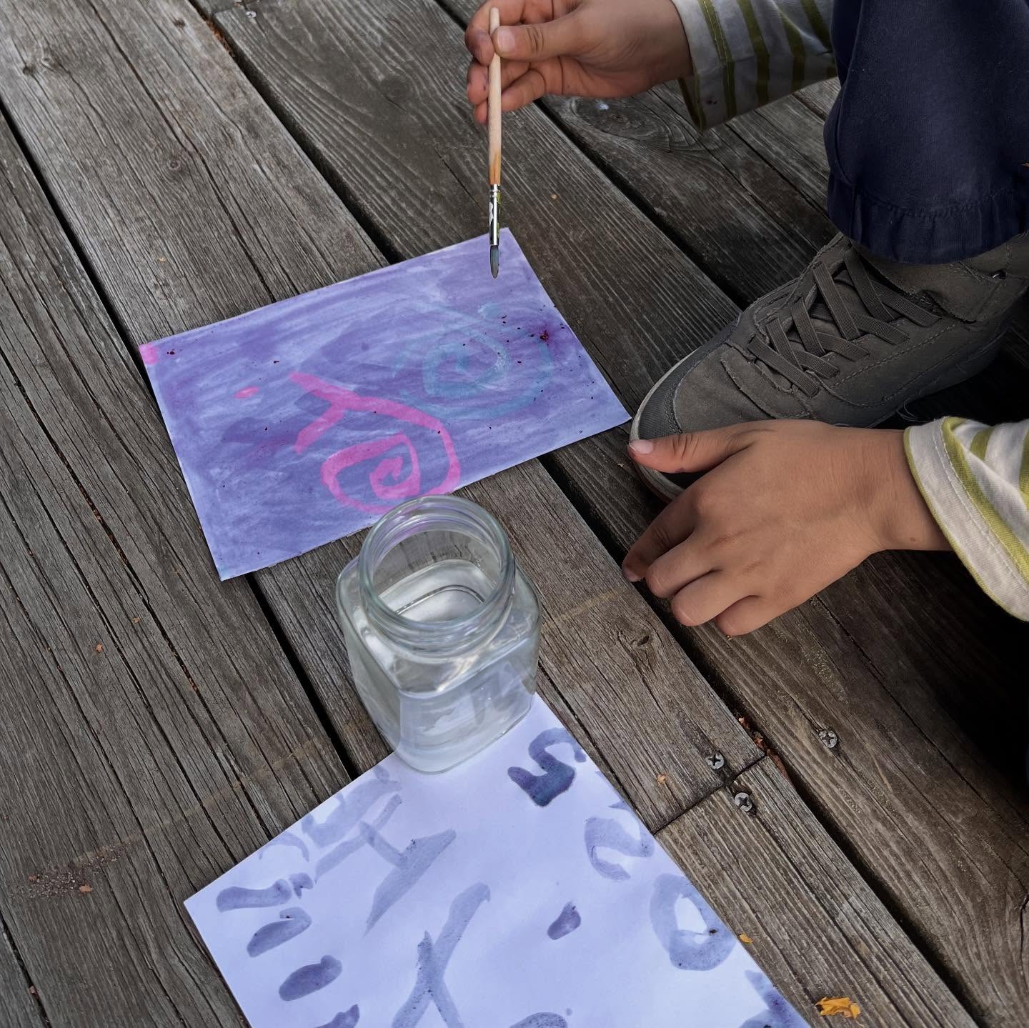 🇬🇧Natural Blueberry Paint 🎨🫐
Crush some blueberries and you’ll get a gorgeous blue-purple paint you can use straight away on white paper… but the real fun begins when you experiment!
What happens if you go over your painting with a brush dipped in lemon juice (acid) or baking soda solution (base)?
👉 The color changes! Pink with lemon, turquoise with baking soda.
That’s because blueberry juice is a natural pH indicator.
This magical activity is perfect for kids — just make sure you have plenty of paper, because they’ll want
to create endless paintings with it!
🫐Materials:
- freshly picked blueberries
- lemon juice
- water + baking soda (saturated solution)
- 3 paintbrushes (one per solution)
- thick paper (like watercolor paper)
🫐Step-by-step:
Two ways to experiment with fun:
1. Magic paint: Paint shapes with lemon juice or baking soda, let dry, then brush over with blueberry juice (the different shapes appear in different colors like magic).
2. Color change: Paint a background with blueberry juice, let dry few minutes, then draw shapes using lemon juice or baking soda solution.
A simple experiment that mixes art + science!
—
🇫🇷Peinture naturelle aux myrtilles 🎨🫐
En écrasant des myrtilles, on obtient une jolie peinture bleu-violette à utiliser directement sur papier blanc… mais le plus amusant, c’est d’expérimenter !
Que se passe-t-il si l’on repasse dessus avec un pinceau trempé dans du jus de citron (acide) ou une solution de bicarbonate (base) ?
👉 La couleur change ! Rose avec le citron, turquoise avec le bicarbonate.
Le jus de myrtille est donc un indicateur de pH naturel.
Une activité magique qui plaira aux enfants — prévoyez beaucoup de papier, ils voudront en faire plein !
🫐Matériel :
- myrtilles fraîchement cueillies
- jus de citron
- eau + bicarbonate (solution saturée)
- 3 pinceaux (un par solution)
- papier épais (type aquarelle)
🫐réalisation:
Voir ci dessus en anglais ou sur mon site (lien en bio)
—
#defidesmainscreatives #defiracontemoilautomne #naturalcraft #craftinspiredbynature #inspireuswithyourplay #inspiretheirearlyyears #naturalpaint #peinturemyrtilles #funbudgetplay #pysselinspo #pysslamedbarn #fritidshem