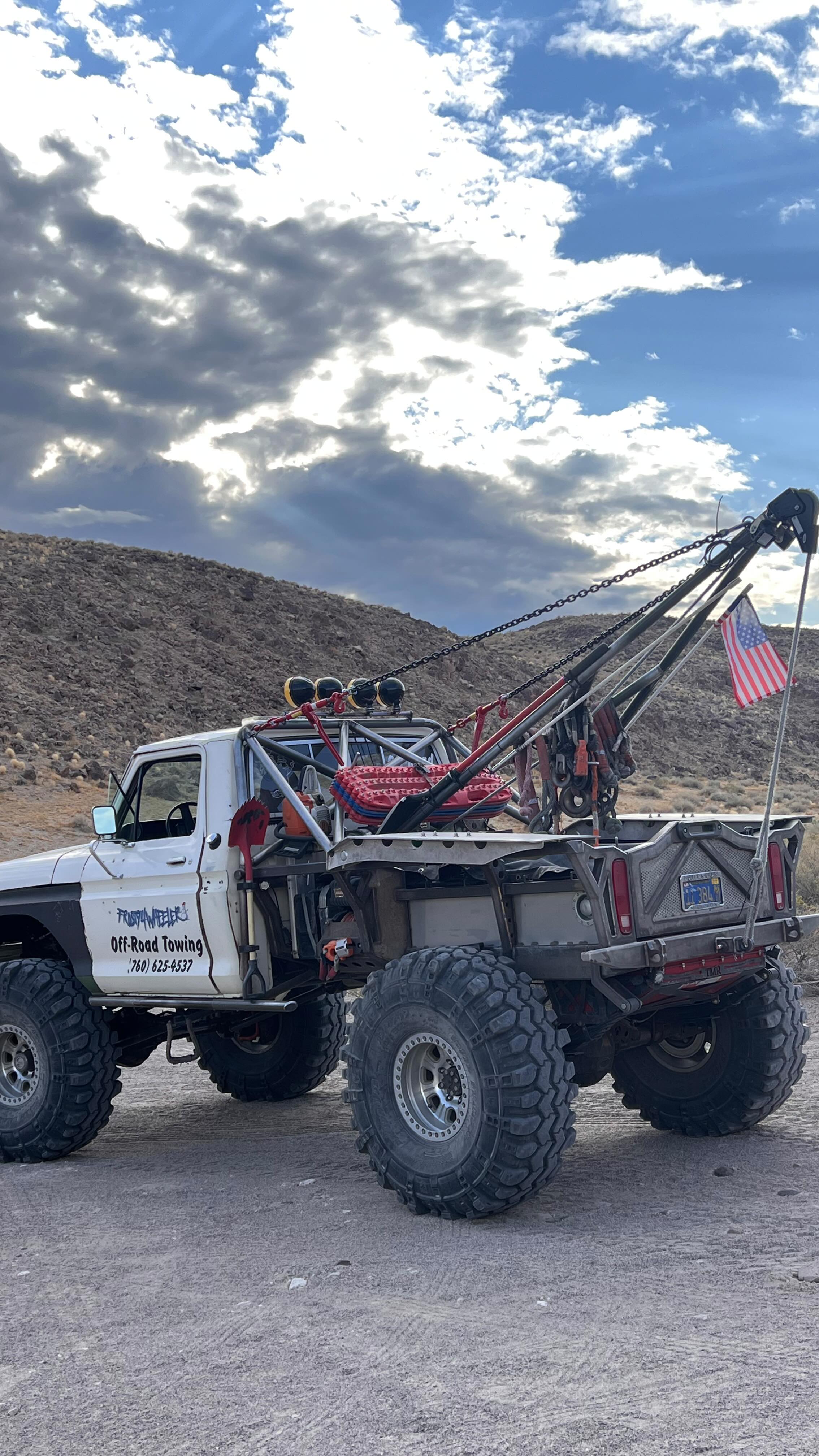 #qualityoverquantity We only need one #recovery #truck to do the job. Might be nice to have a fleet of trucks, but it’s even better when you need one #worktruck that does everything well. The #whitewhale was built specifically for these jobs. It’s not just another “big truck”. Not only that, but we have years of actual off road recovery experience ourselves and a track record as business that reflects this.
#vehicle #rescue using the boom 💥🚒 I wasn’t going to build a boom because I didn’t want to be like “everyone” else building off-road wreckers. We have a high fairlead on a beefy tailgate that @ewing_motorsports built that has always worked well. Apparently I needed one though and they are very convenient. Worked flawlessly with the @warnindustries 16.5 to winch to pull this guy out of some deep holes #FROSTED ☃️🪢