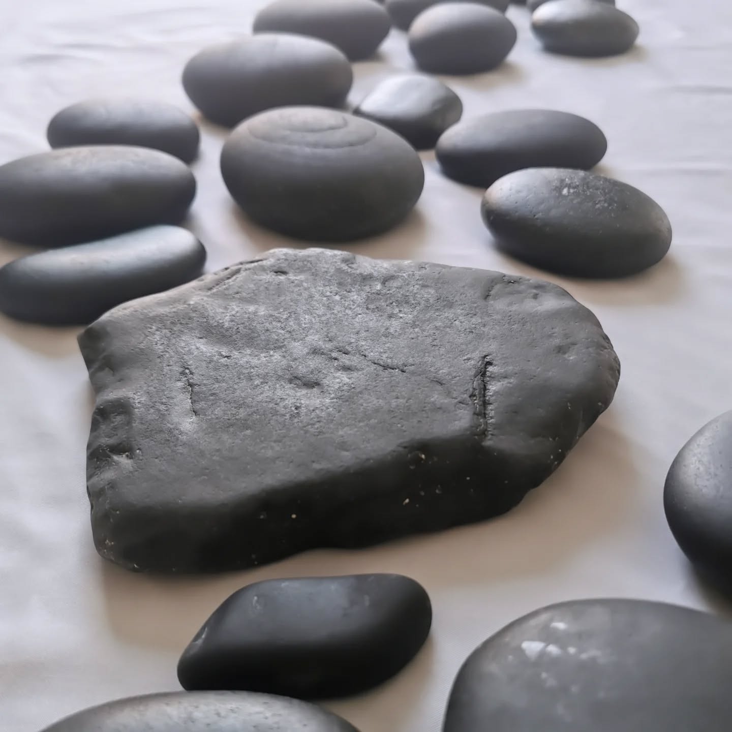 Picture waking up on a crisp November morning, remembering you pre-booked a hot stone massage back in September ๐ค
And how gorgeous is this large sacral stone we found in the river during family holidays?
#riverrocks #grounding #carefullycurated #hotstonemassage