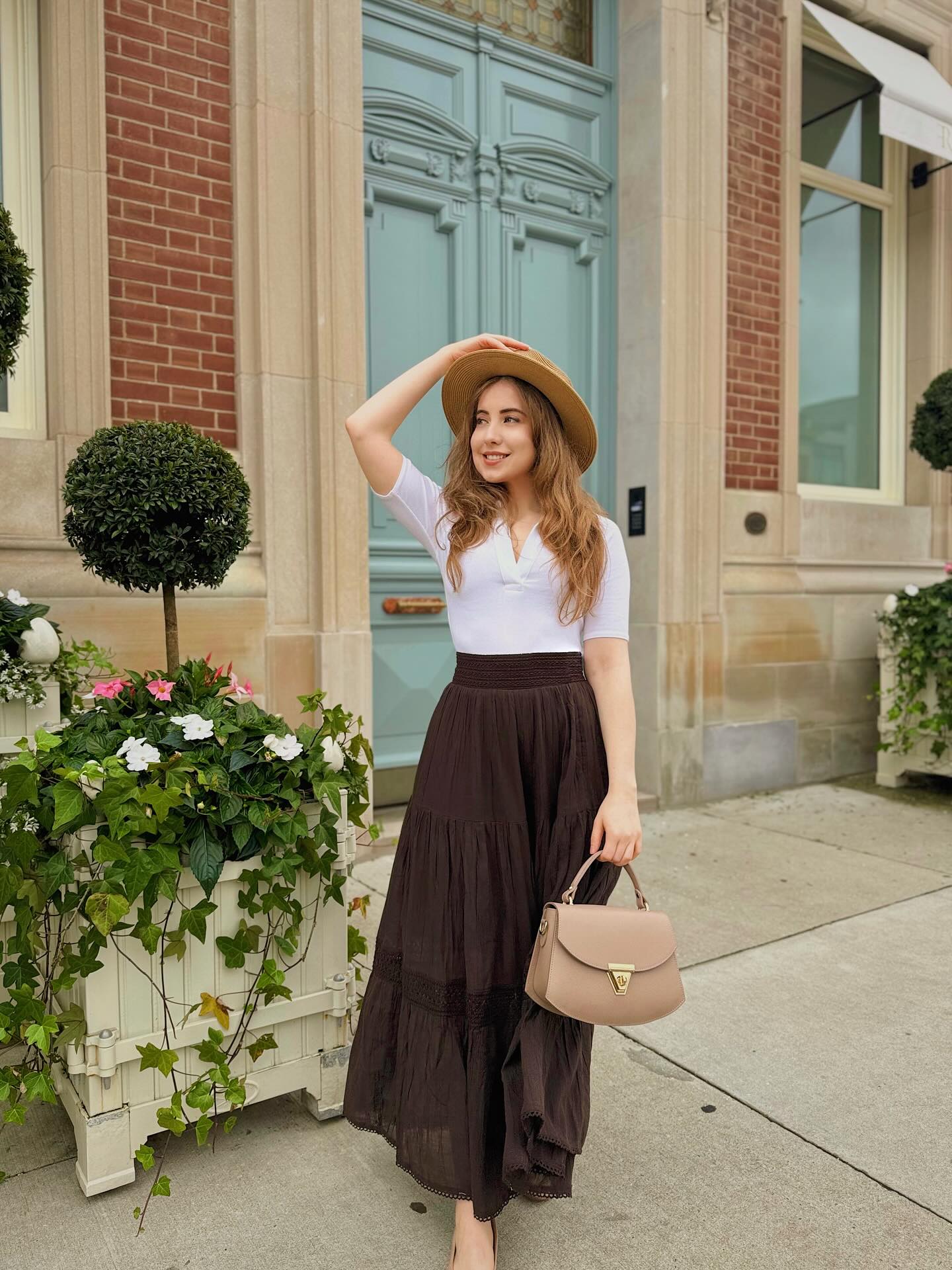 Downtown Oakville sure has its charms. This building makes me feel as if I’m being whisked off to another time. 😊
According to town records, it was constructed in 1921 and has heritage status. It was, at one point, a Bank of Toronto building (now known as TD).
It is currently occupied by award-winning interior designer @ferrisrafauli the very guy who designed Drake’s home. 💃🏼
