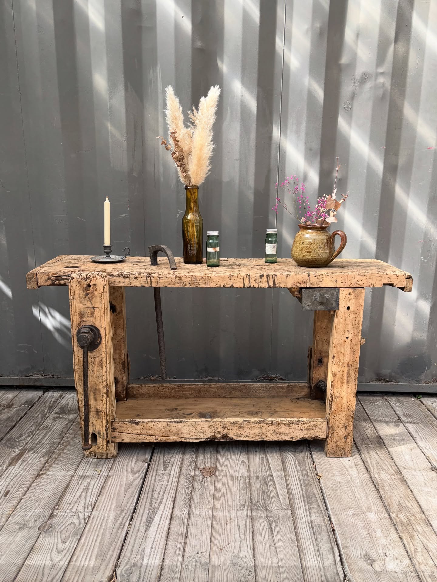 Petit établi buriné 🤎
Sous son plateau se cache un mini tiroir en zinc - le genre de détail qu’on adore
Un second plateau en partie basse pour toujours plus de rangements
Dimensions : L 133 x P 36 x Ht 71 cm
Disponible en boutique aux @pucesducanal ainsi que sur notre e-shop (lien en bio) 🏷️
Établi - retour de Chine - meuble ancien - établi de menuisier - brocante - vieux bois - brocante en ligne