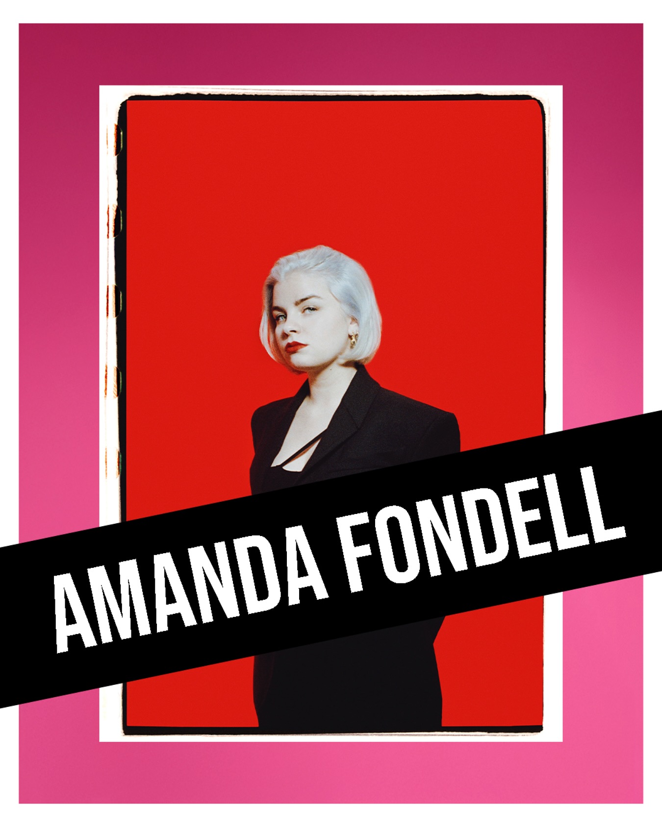 Den sista artisten att presentera inför Stipendiegalan är @amandafondell 🏳️🌈🏳️⚧️
Hon besitter tveklöst en av Sveriges mest unika röster. Hennes karriär sträcker sig över mer än ett decennium, från Idolvinst till intressanta samarbeten som @axwell (Swedish House Mafia), @kasbomusic och @9rettyyoung med otaliga TV- och liveframträdanden i bagaget.
Amanda Fondells sound står ut från mängden av traditionell popmusik. Hon har alltid haft ett öra och
öga för detaljer, där en av de viktigaste ingredienserna är att inte vara förutsägbar. Fondell har en
särskild talang för att få enkla popackord att bli intressanta med hjälp av distade gitarrer, spännande
produktioner och ett lekfullt sätt att använda sitt huvudinstrument på – rösten.
Vi ser så mycket fram emot att höra Amanda på scenen 10 oktober!
Du hämtar dina gratisbiljetter till Stipendiegalan på Klippans bibliotek eller hos @gunnsmode
För er som inte har möjlighet att hämta en fysisk biljett går det bra att mejla oss (mejladress i bio) så skickar vi digitala biljetter!
Foto @lamiakaric