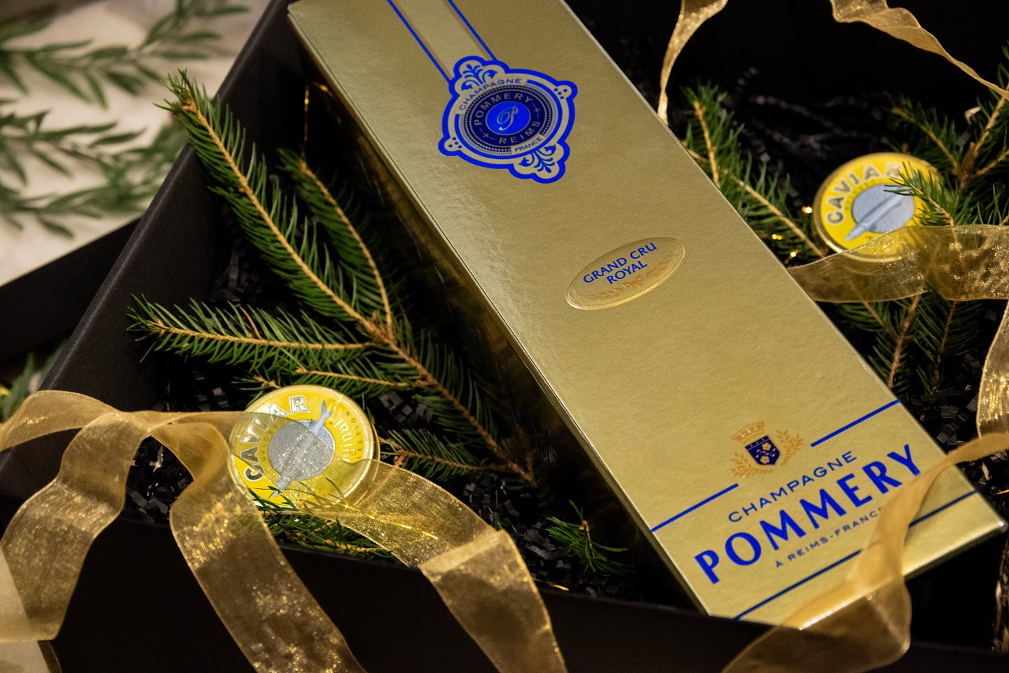 Kas tahaksid sel aastal kinkida midagi uut ja päriselt üllatada? 🎁✨
Kingi maitseelamus – hoolikalt kokku pandud kinkepakid sinu lähedastele või sõpradele.
🍾 Personaalsus: komplekt pannakse kokku sinu soovide järgi.
✨Kvaliteet: šampanja, crémant, cava, prosecco, kvaliteetveinid, maailmaklassi õlled ja siidrid.
🧀 Koostöö Nopriga: Nopri talu käsitööjuustudega sobitatud maitsepaarid.
🌿 Kõigile sobiv: saadaval alkoholivabad ja vegan valikud.
🏷️ Temaatiline pakendilahendus: jõulud, isadepäev, sõbrapäev jms.
🚚 Mugavus: komplekteerime, pakendame ja korraldame tarne kokkuleppel.
📦 Paindlikkus: telli 1 või mitu.
📩 Võta ühendust sõnumi teel või e-kirjaga — lynelly@mulljamaik.ee