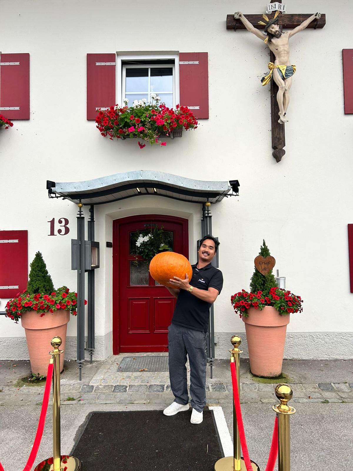 ✨ What’s your favorite pumpkin ? 🎃
👉 Unser Herbstliebling: Ofengebackener Kürbis mit cremiger burrata, knackigen Granatapfelkernen & aromatischem Kürbiskernpesto. 🍂💛
Bunt, frisch & einfach zum Verlieben!
#pumpkinseason #autumnvibes #foodstagram #halloweenfood #pumpkinlove #seasonalkitchen #healthyfood