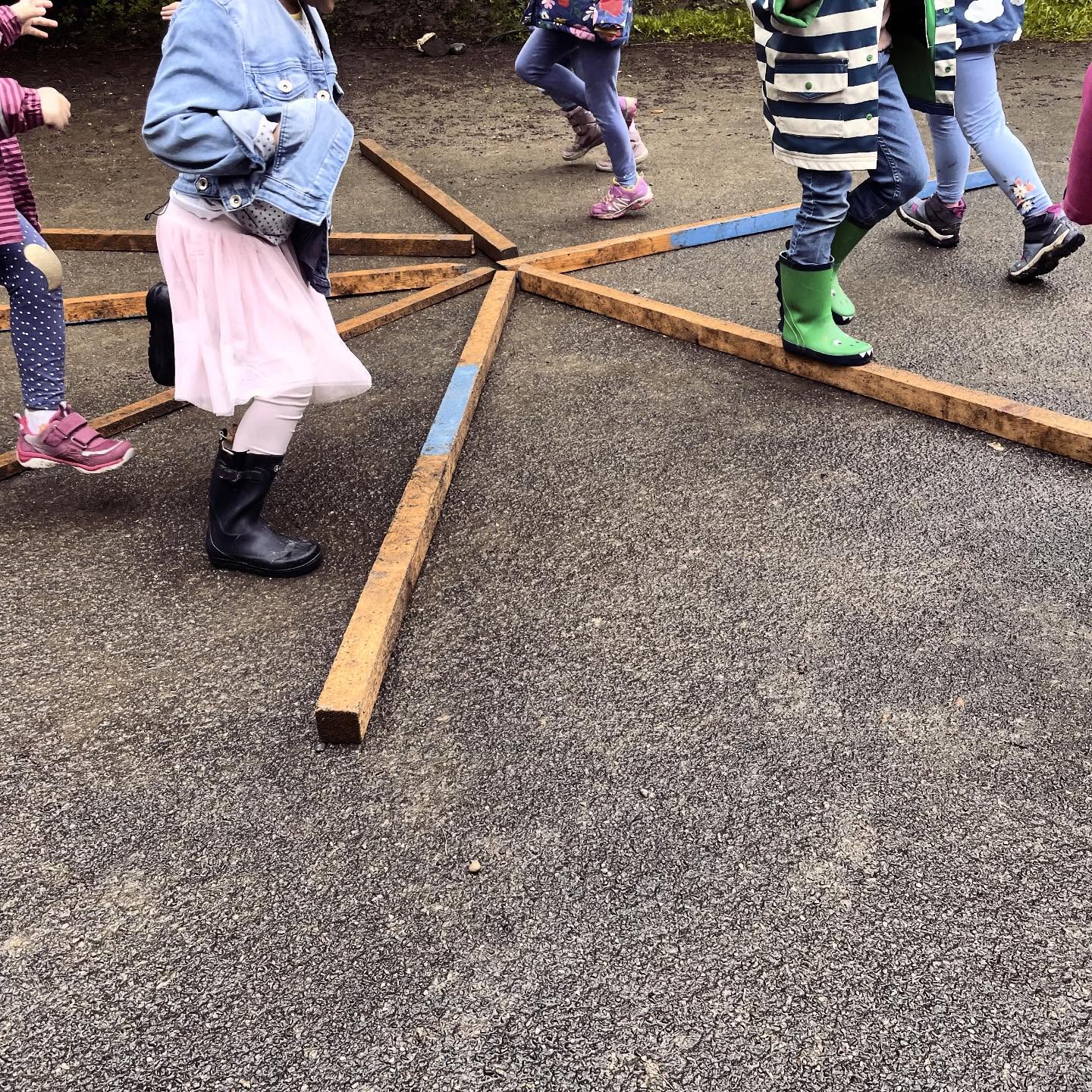 Meine Mutter sagt manchmal: „Wir dürfen niemals vergessen, zu was Menschen fähig sind.“
Sie meint damit den zweiten Weltkrieg, während dem Millionen von Menschen durch industrielle Ermordung das Leben genommen wurde.
Auch aktuell geschehen schlimme Dinge.
Wir dürfen niemals vergessen und wir müssen es besser machen. Indem wir unsere Kinder zu verantwortungsvollen, gemeinschafts- und liebesfähigen Menschen erziehen.
»Die Erde braucht nicht noch mehr Erfolgsmenschen. Was diese Erde braucht, sind mehr Menschen, die Frieden stiften, heilen, reparieren, Geschichten erzählen und lieben.«
– David W. Orr (Umweltwissenschaftler)
„Erziehung ist die mächtigste Waffe, die du verwenden kannst, um die Welt zu verändern.“
– Nelson Mandela
ERZIEHUNG ERZIEHUNGSBERATUNG FAMILIENBERATUNG KINDERERZIEHUNG ERZIEHUNGSCOACHING
#erziehung #erziehungsberatung #kindererziehung #familienberatung #elterncoaching #elternschaft #liebevollerziehen
