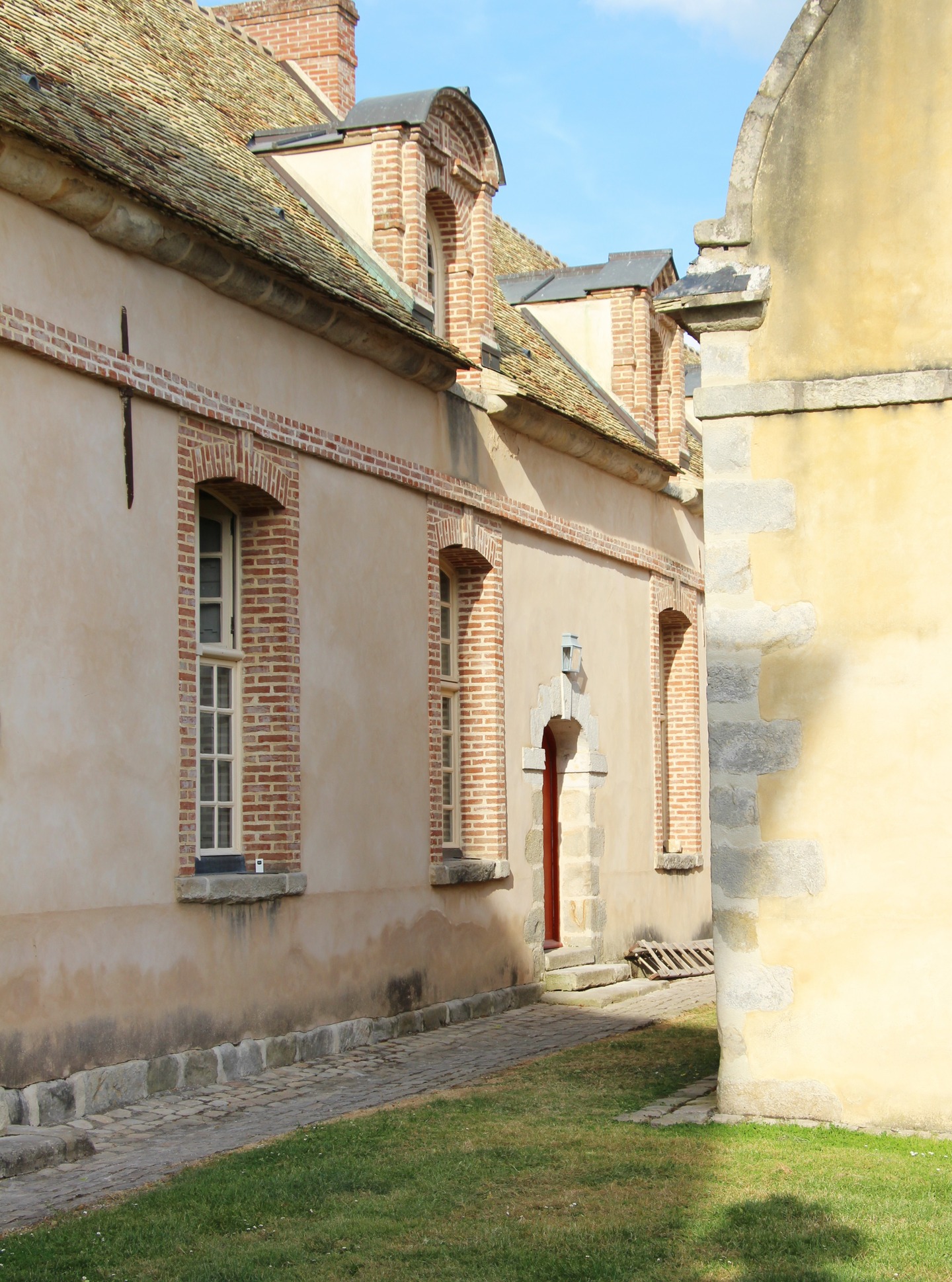 La paisible cour des communs en fin d'après-midi.