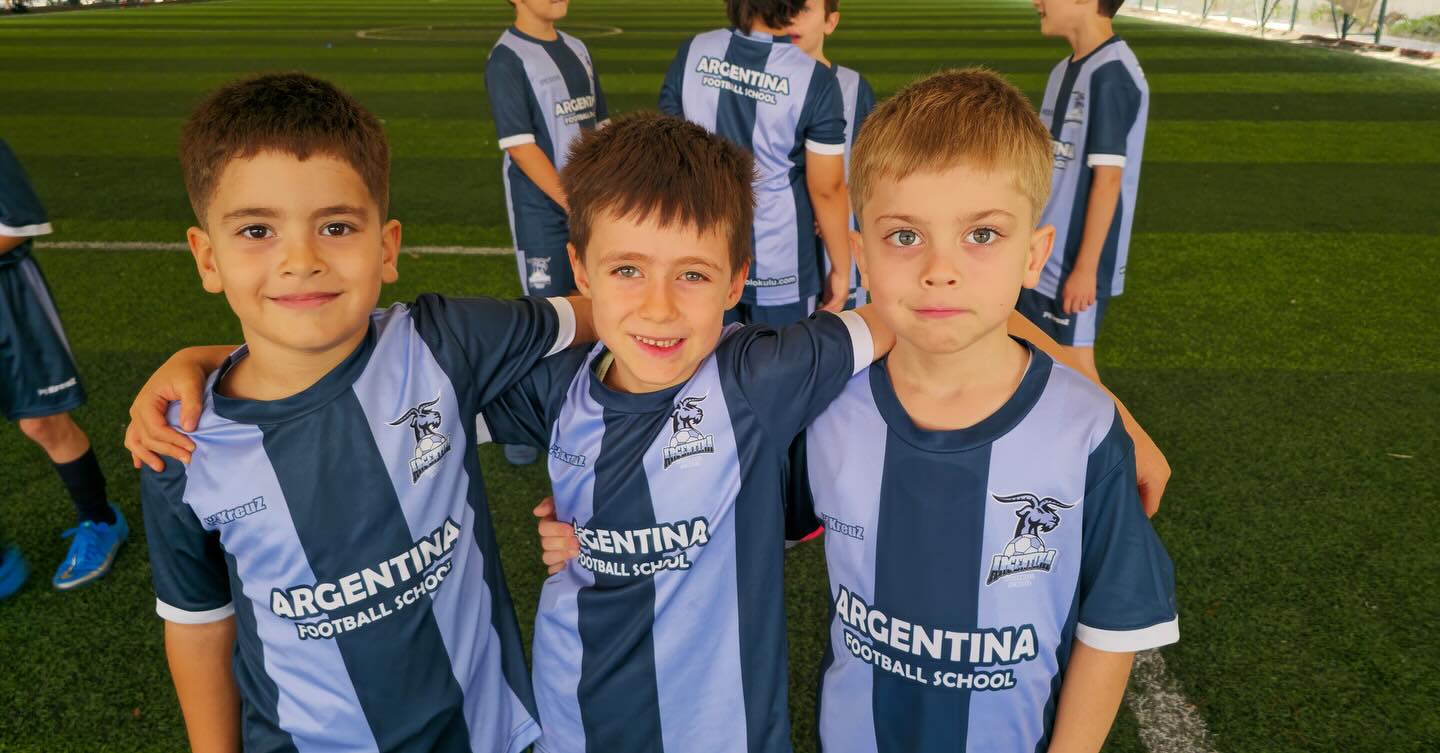 Futbol; küçük yaşta önce sevgiyle başlayan sonra disiplinle güçlenen bir yolculuk. Çocuklarımız topun peşinde koşarken paylaşmayı, sabretmeyi, takım olmayı öğreniyorlar. Spor küçük yaşta sevdirildiğinde alışkanlığa, disiplinle desteklendiğinde ise güçlü bir geleceğe dönüşür.
Minik yıldızlarımız gelecek sizin! ✨
⚽️ Hayallerine Bir Adım Daha Yaklaş! Futbol Okulumuza Katıl, Yeteneklerini Keşfet! 🏆
💬DM
📞0553 893 34 34
📍Arjantin Futbol Okulu
#arjantin #soccer #futbolakademi #sporokulu #futbolokulu #arjantinfutbolokulu #antrenman #futbol #football #beylikdüzüfutbolokulu #beylikduzufutbolokulu #beylikdüzüfutbol #beylikdüzüanaokulu #futbolantrenman #sporokulu #esenyurtfutbolokulu #okul #buyukcekmecefutbolokulu #istanbulfutbolokulu #beykentfutbolokulu #kurbanbayrami #okul #beylikduzu #beylikdüzü #beykent #turkiye #esenyurtfutbol #spor #buyukcekmece #esenyurt#kızfutbolokulu #kızfutboltakımı