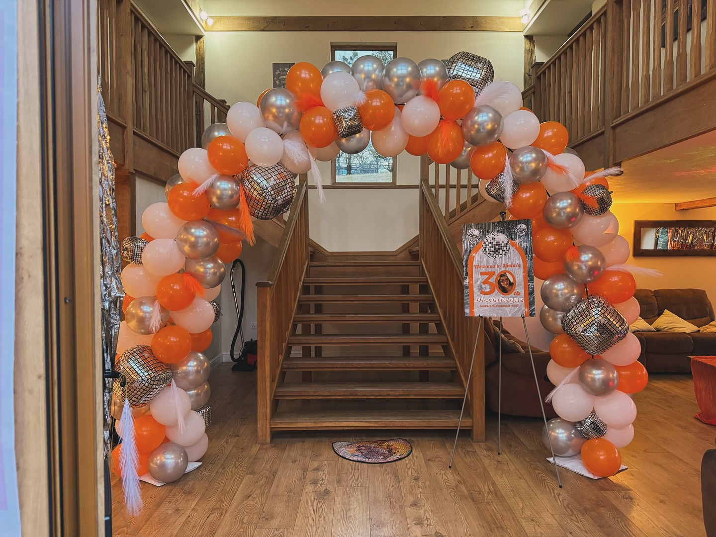 🕺 D I S C O 🕺
A disco themed balloon arch we did for our guests last weekend 🎈
#birthday #birthdayparty #thestables #thestablesmidwales