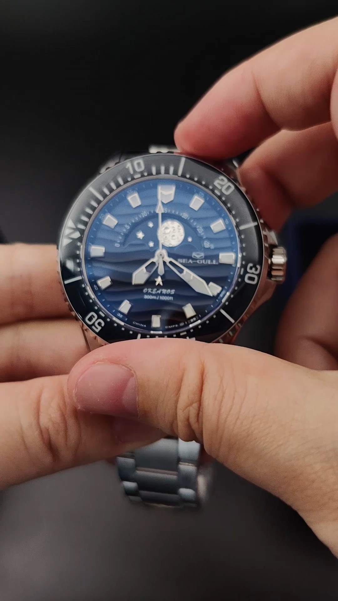 ASMR unboxing the Seagull Rising Moon Ocean Star Pro — 43 mm stainless steel case, sapphire crystal, and automatic moonphase calibre. Presented in its new packaging and equipped with two interchangeable straps: a stainless steel bracelet and an ocean-ready rubber strap.
Available on our website now!
#chinawatches #watchcollector #timepieces #watchesoftheday #asmrunboxing #asmr