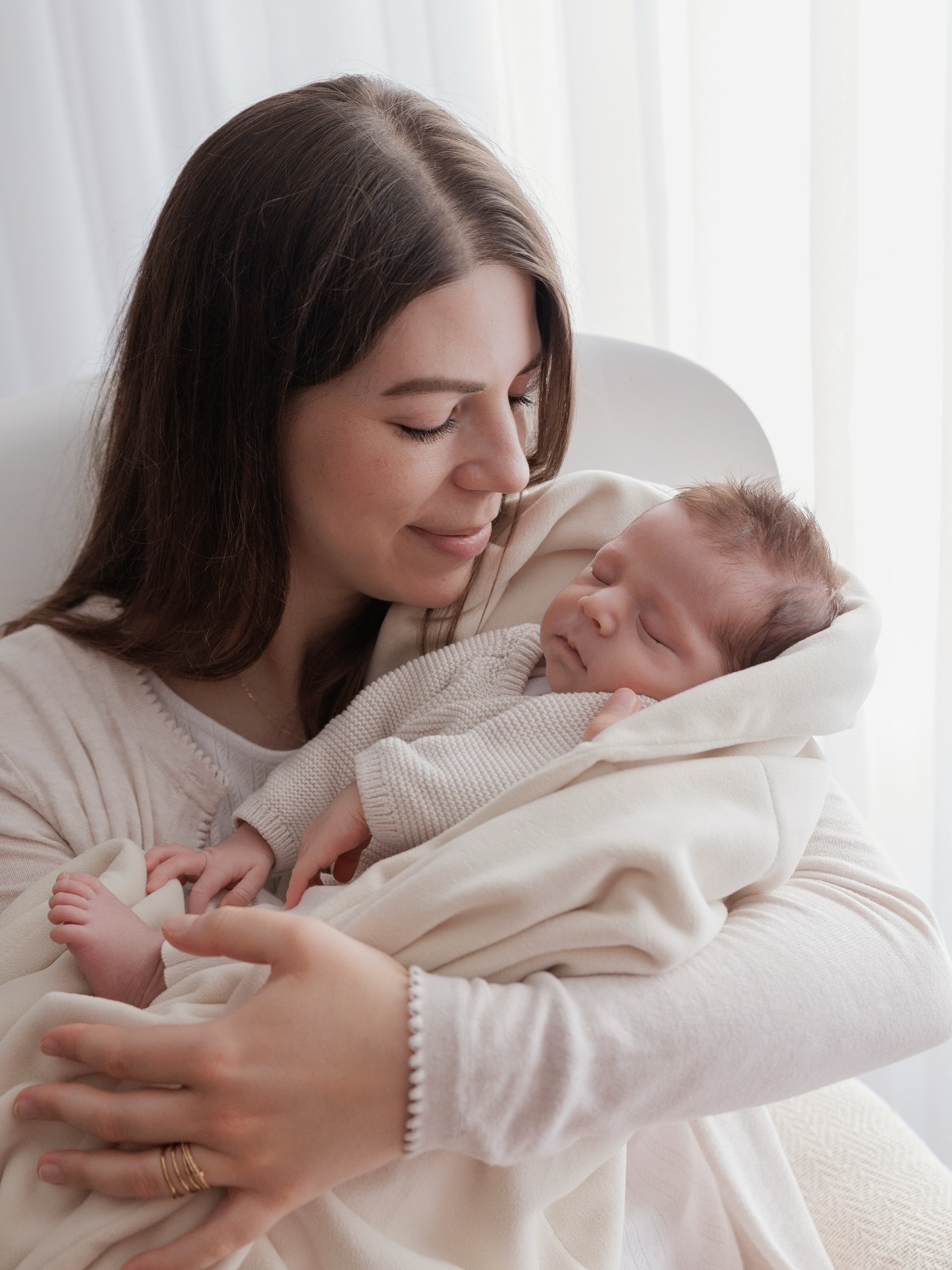 „So klein, so perfekt, so unendlich geliebt.“
⸻
Diese ersten Tage mit deinem Baby sind voller Magie – winzige Hände, friedliches Atmen und diese Nähe, die man für immer im Herzen trägt. 💫
Genau diese Momente verfliegen schneller, als man denkt – aber mit liebevollen Neugeborenenfotos kannst du sie für die Ewigkeit bewahren. 🌿🤍
⸻
💌 Möchtest du diese besonderen Erinnerungen für immer festhalten?
Schreib mir jetzt und sichere dir dein Neugeborenen-Shooting.
⸻
#Neugeborenenfotografie
#Babyzauber
#ErsteMomente
#UnvergesslicheErinnerungen
#MagicMomentsPhotographie
#Neugeborenenliebe
#Familienglück
#NeugeborenenShooting
#KostbareMomente
#EifelFotografie