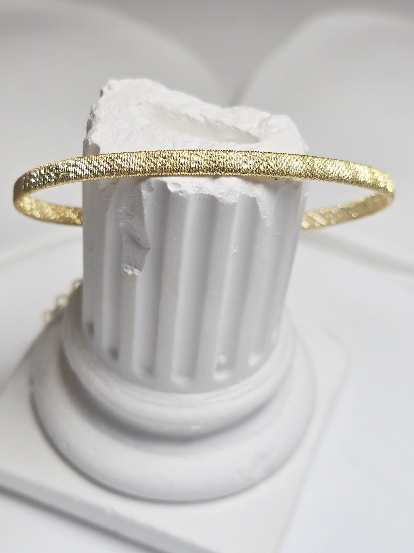 Lea ✨️ Armreif
Länge: 16.5cm plus 3.5 cm
Material: Sterling Silver 925 | 14 Karat vergoldet
Steine: Keine
Verschluss: Karabiner mit Verlängerung
Dieser stilvolle Armreif überzeugt durch sein minimalistisches, aber dennoch edles Design. Die feine Struktur sorgt für einen dezenten Glanz und macht ihn zu einem echten Blickfang am Handgelenk. Ob im Alltag, im Büro oder zu besonderen Anlässen – dieser goldene Armreif lässt sich vielseitig kombinieren und verleiht jedem Outfit einen Hauch von Eleganz.
#machic #silberschmuck #silver #jewelry #925silver #vergoldet #schweiz #necklace #goldjewellery #snake #halskette #kreation #jewellery #jewelry #machic #armkette #armband #schweiz #zürich #einzelstück #silberschmuck #schmuck #versand #bracelet #antiallergisch #silver #silber #925silver #charm #deutschland #edelsteine #paperclipchain