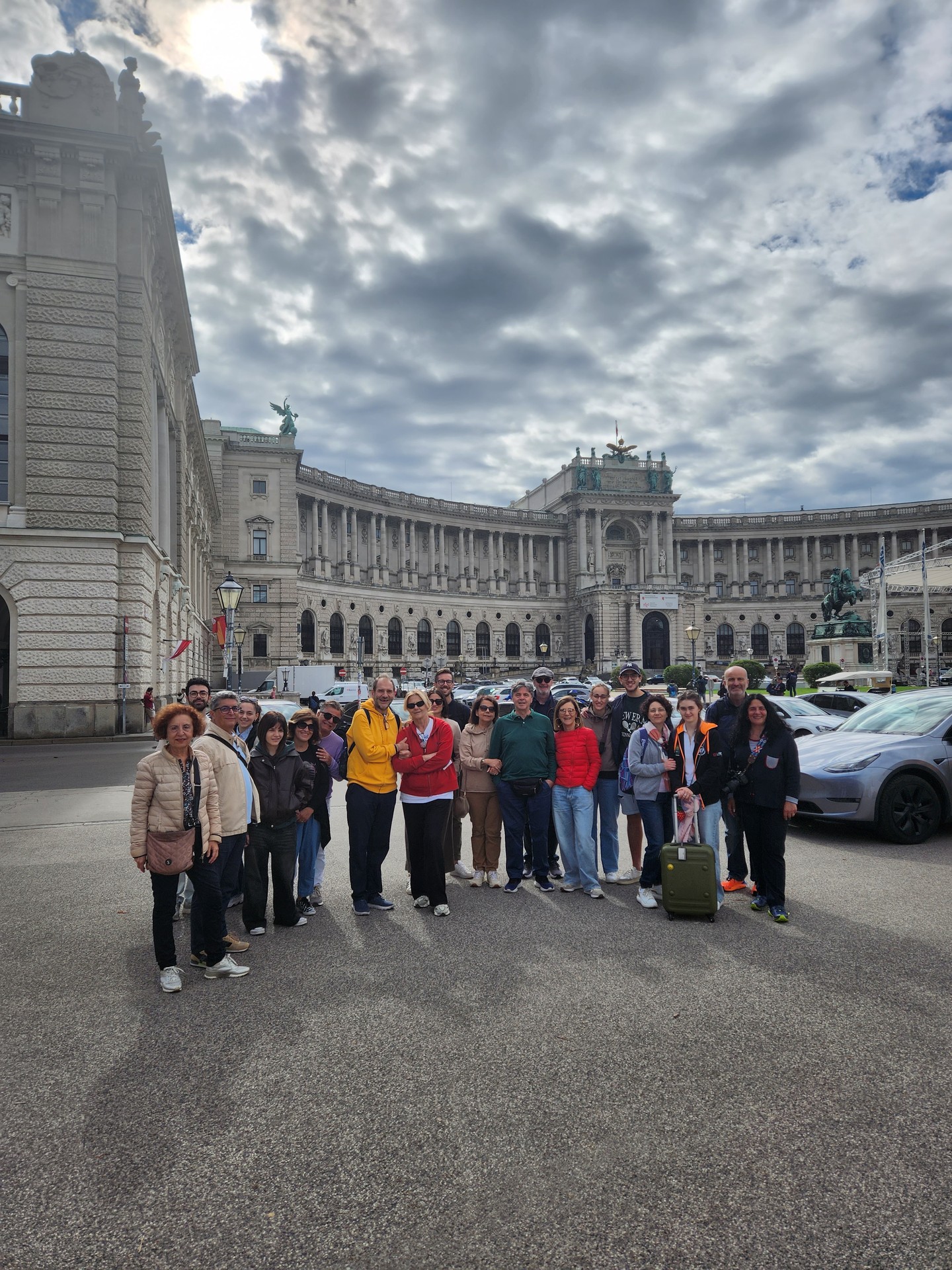 Oggi a Vienna con un bellissimo gruppo davanti all’Hofburg! 🇦🇹✨
Storie, curiosità e angoli imperdibili… in italiano.
Vuoi unirti al prossimo tour gratuito? Prenota qui 👉 viennacosavedere.com
Per i tour a pagamento e visite ai palazzi 👉 marioviennaguide.com
Ti aspettiamo a braccia aperte!