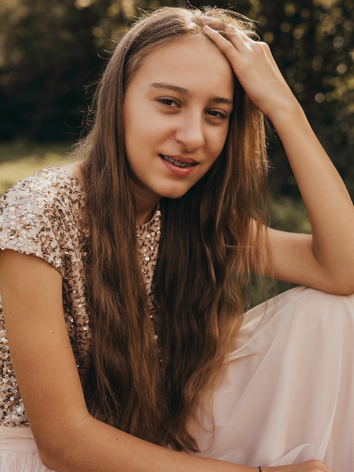 Teenager. Wenn ich zurückdenke, war es wohl das schwierigste Alter überhaupt. So viele Emotionen, so viele Unsicherheiten und immer das Gefühl niemand versteht einen. Immer das Gefühl andere sind schöner. Andere können alles besser.
Aus Sicht der Eltern auch kein einfaches Alter und diese ständige Ohnmacht und das Gefühl man versagt als Eltern. Und doch ist es so eine schöne Zeit und man muss sie fotografisch festhalten. Die Pubertät ist solch eine wichtige Phase im Leben deiner Kinder. Leider entscheiden sich die meisten Eltern in dieser Zeit keine Fotosessions zu buchen. Wieso auch, das Kind bockt, es ist schwierig und was soll man da festhalten? Meine Antwort als Fotograf?- Alles. Das bockige attitude, die Zahnspange, und die gesamte Schönheit, die man vor lauter Frust leider meistens übersieht. Traut euch und bucht ein Familyshoot auch mit Teenagern! Vertraut mir, ich fange euch auf, führe euch durch wunderschöne gemeinsame Momente und die Erinnerungen, die wir gemeinsam schaffen, sind unbezahlbar. Hier ein Foto einer Familiensession mit Teenager. Die Eltern haben überlegt abzusagen. Sie waren überzeugt, dass es schwierig ist und sich eher nicht lohnt. Zum Glück konnte ich sie überzeugen 😅
Was meint ihr? Ist sie nicht einfach nur wunderschön?
Thank you @littleelses for allowing me on your private property. It’s always an honour to shoot in your woods ❤️
#familyshoot #familienshooting #familienfotografie #teenagergirl #züri #zürioberland #grüningen #rüti #uster #wetzikon #rapperswill #hombrechtikon #zurichphotographer #zürioberlandmamis #gossauzh