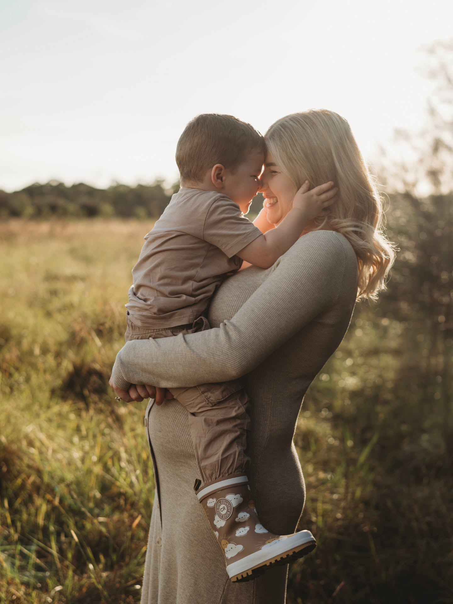 The glow of a beautiful winter sun has been so beautiful to document families under this year! The long grassy vibe has given us the warmth we needed!
Who remembers seeing those new locations by the water I scouted throughout winter??
We only have a handful of sunset sessions remaining for 2025! If you want to update your family photos with beautiful scenery as your backdrop, enquire now to snatch up a date 📷
www.jessannephotography.com.au
#familyphotography
#sydneyfamilyphotographer #sydneyfamilyphotography #sydneybeaches
#beachfamilyphotos