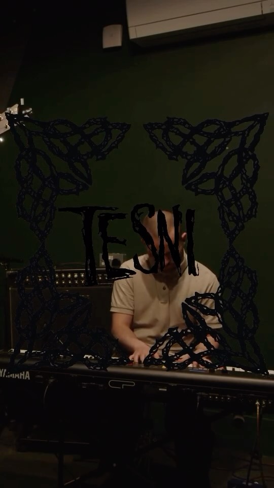 Our One Shot series Invites you to experience @tesni___ ! Tranquillity in the form of Queer Indie Folk, Take a break from the noise and enjoy the calm!
Full sessions drops 19/09/2025 6pm BST
audio by @crashtestprod
video by @theyardmcrfilm
#shorts #music #livemusic #localmusic #supportlocalartists #newmusic #musicvideo #manchestermusic #rocknroll #recordingstudio #folk #folkmusic #queer
@theyard_mcr @blackmagiccameras @taurussecuritygroup