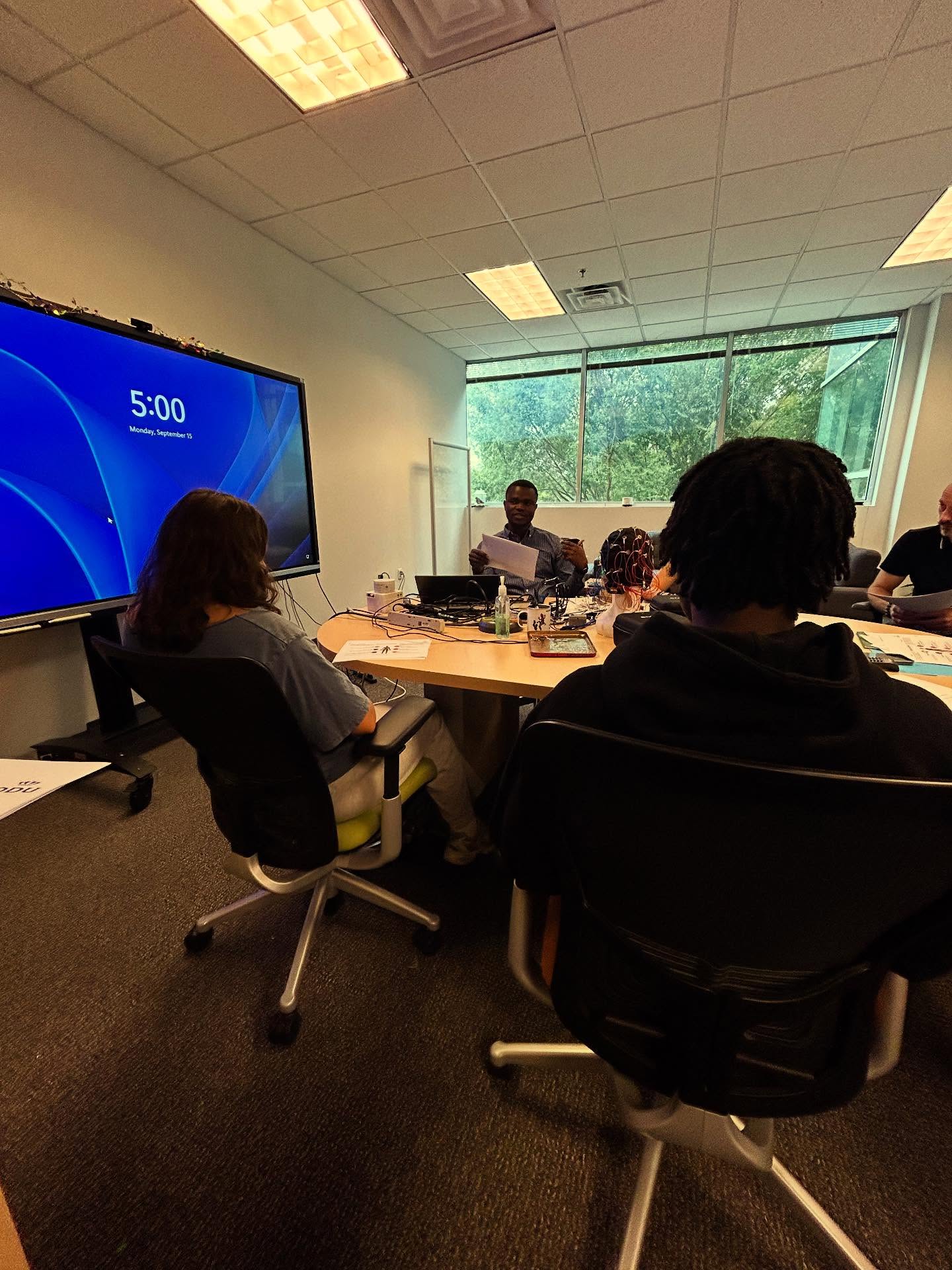 When science and philosophy find their way together: We have special guests in the lab today from a #dataAndMindfulness class at @oduartsletters . @lawobiu is giving a primer on some devices that can capture different aspects of biometric feedback that might be useful for tracking mindfulness. We look forward to experimenting during the semester to see what we can learn together 🤓