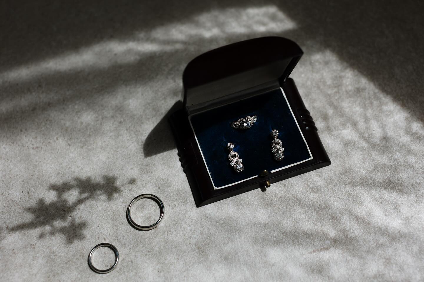 Les alliances des mariés, photographiées avant qu’ils ne prononcent le grand « oui pour la vie ».
#photodemariage #alliances #photographemariage #photographemariagecotedazur #photographemariagefrance