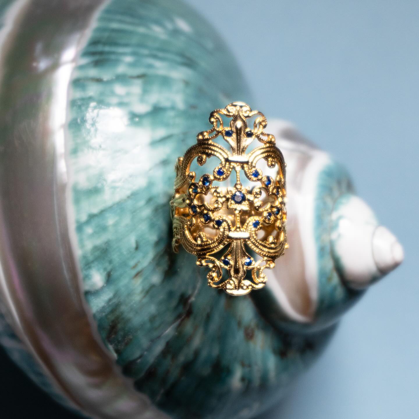 ✨Sapphire Ring
Precious glow, ocean reflections.
A talisman jewel that catches the light
•
•
Bague Saphirs
Éclat précieux, reflets marins.
Un bijou talisman qui capte la lumière,
imaginé et fabriqué sur mesure dans notre atelier✨
•
•
•
•
#eclat #jewelry #bijoux #bijouxfemme #stylebohème #boho #bohoaddict #turquoise #hippiechic #faitmains #goldjewelry #earcandy #fashiondetails #modefemme #accessoires #bohochic #slowfashion #schadejewellery #saphire #gold #silver #handmadejewelry #paris #montmartreparis