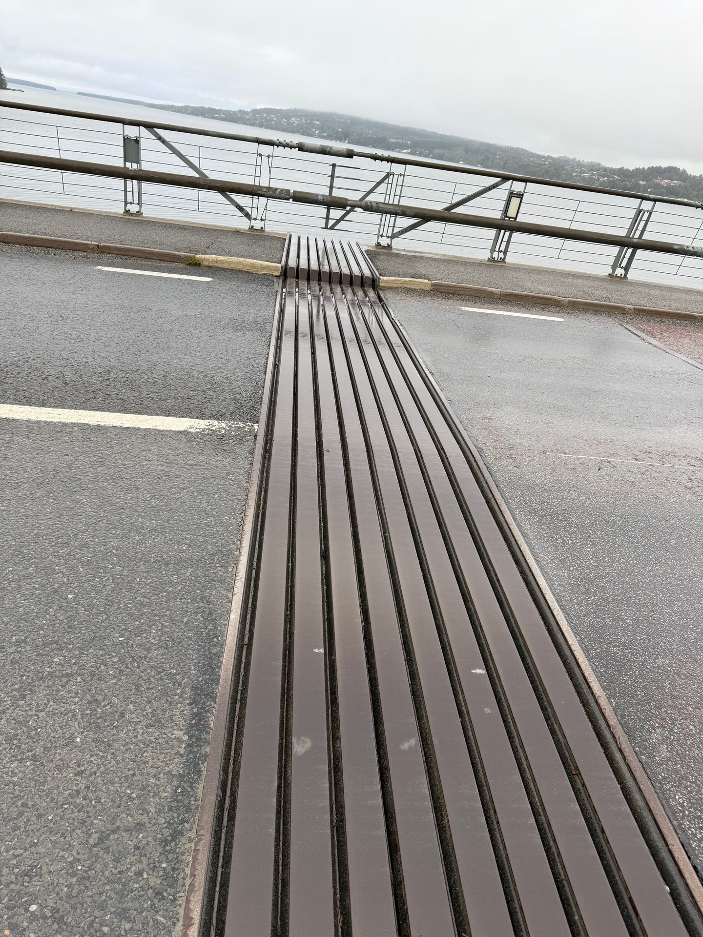 Otroligt givande att få genomföra en inspektion av övergångskonstruktionen på #Vallsundsbron, som trots sina 28 år fortfarande är i imponerande gott skick 👏🏼✨
Stort tack till Trafikverket och Svevia för förtroendet.
Genom att byta ut slitdelar i rätt tid ⚙️ – när de närmar sig slutet av sin livslängd men fortfarande håller hög kvalitet – förlängs konstruktionens livslängd. Det spar både tid ⏱️ och pengar 💰.
#BroRenovering #Infrastruktur #Bygg #Hållbarhet #Engineering #Konstruktionsvård #LångsiktigtTänk #broLänk