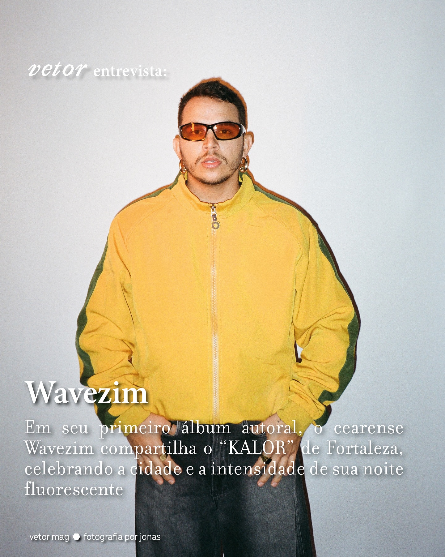Wavezim é uma das maiores estrelas nascidas na cena underground de Fortaleza - e seu álbum “Kalor” mostra exatamente o porquê! Sentando com @redcrowning, o produtor cearense fala com a Vetor sobre como é a cena da capital, sobre seu novo momento em São Paulo e sobre como infundir o calor do Nordeste na música eletrônica.
Para acessar a entrevista 𝗰𝗼𝗺𝗽𝗹𝗲𝘁𝗮, o link está na nossa (☞ ͡° ͜ʖ ͡°)☞ bio.
Fotografia por @jonas