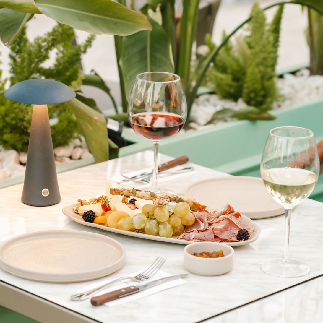 Alaçatı'nın en güzel zamanlarından: Biraz sakin, biraz serin ve bol sohbetli🍷 — Lime Alaçatı bu anların eşlikçisi 💫
📍Alaçatı - Lime Şarküteri & Şarap