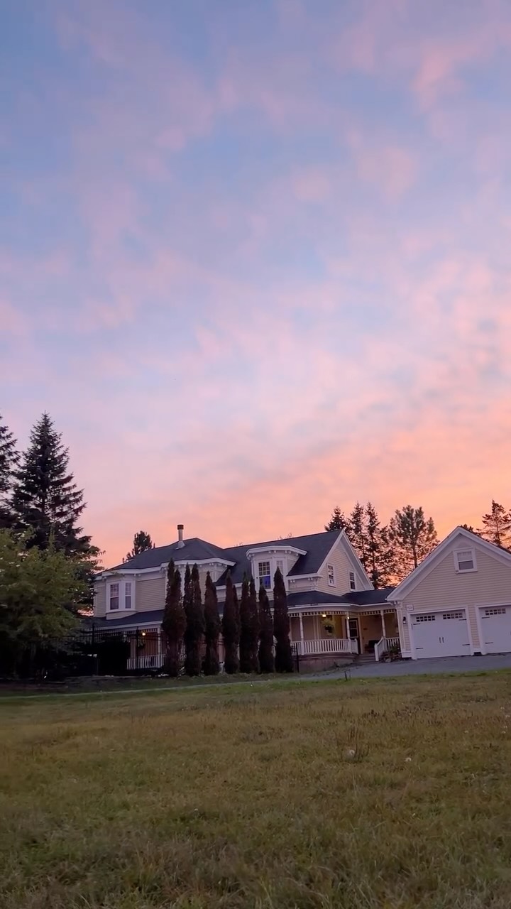 September sunsets 🌅❤️🌿
.
.
.
#sunset #september #historichouse #estate #novascotia #canada #gardens #trees #outdoors #pool #love #stay