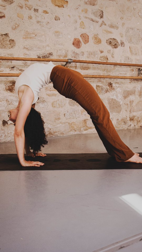 « Le silence est le secret d’écouter. »
Au début, il m’a semblé inconfortable, presque assourdissant.
Puis, avec la régularité, il est devenu refuge… et source infinie.
Chaque matin, choisir de s’asseoir. Respirer.
Laisser le mental se déposer dans les vagues du souffle, et renouer avec la beauté du monde.
Quelques minutes suffisent.
Reviens-y un peu chaque jour… tu ne pourras plus t’en passer.
Ces mots, je les ai entendus pour la première fois à @yogaetxea , lors de la formation Breathwork. Elle revient en 2026 !
-
#breathwork #respirationconsciente #yoga #pranayama #méditation #pleineconscience #silence #innerjourney #yogajourney #yogalife #yogafr #inspiration #spiritualité #bienetre #developpementpersonnel #conscience #yogacommunity #innerpeace