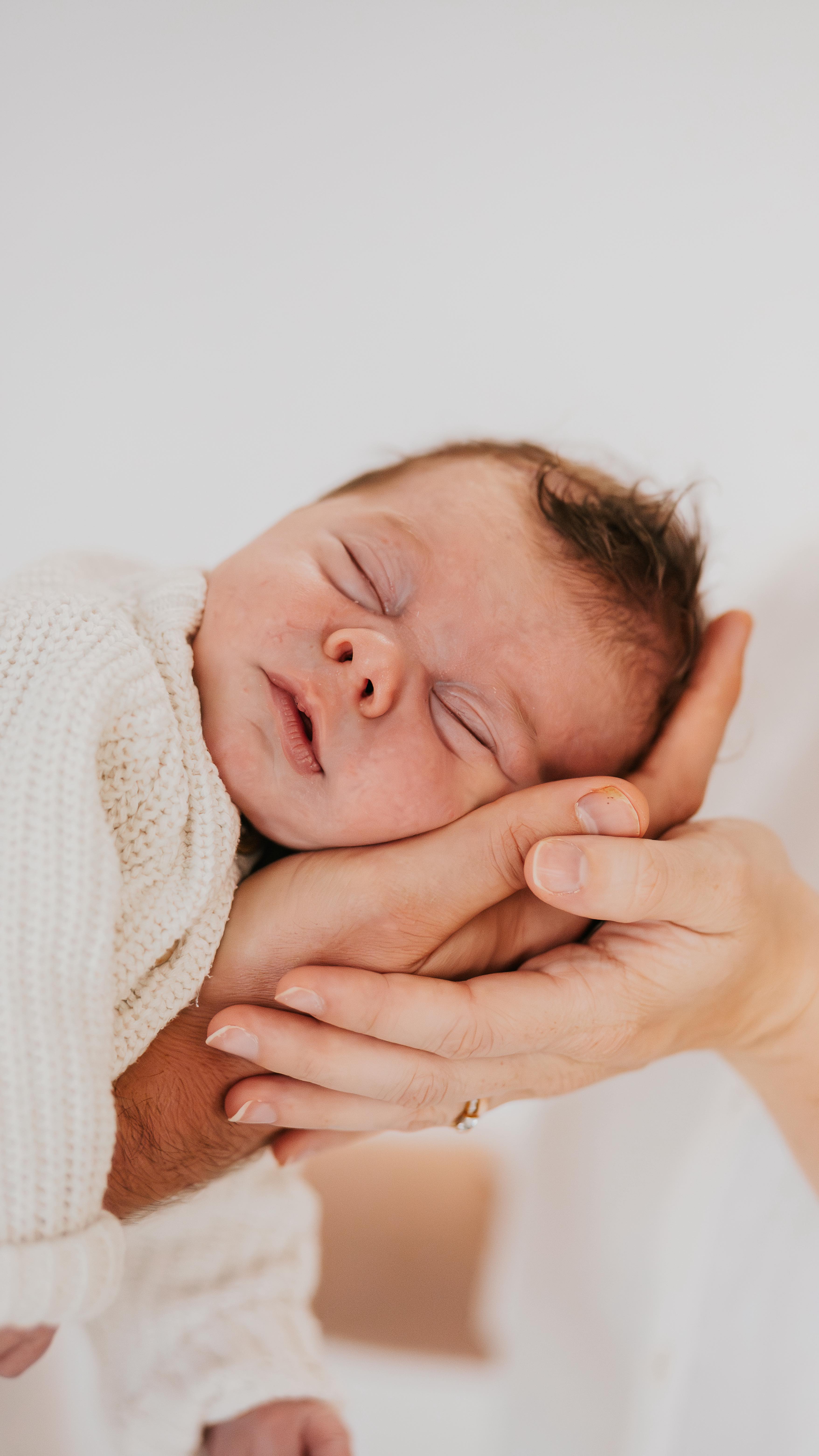 Die ersten Tage mit eurem Baby sind so einzigartig – und doch vergehen sie viel zu schnell.
Genau deshalb halte ich diese besonderen Momente für euch fest: winzige Hände, zarte Gesichtszüge und all die kleinen Details, die euer Herz für immer berühren.
Jede kleine Bewegung, jedes zarte Geräusch und jedes noch so unscheinbare Detail erzählt die Geschichte eures Anfangs als Familie. Diese Erinnerungen sind ein Stück Ewigkeit – eingefangen in Bildern, die euch auch Jahre später noch spüren lassen, wie klein euer Wunder einmal war. ✨
Weil diese Augenblicke unbezahlbar sind –
und für immer bleiben. 🤍
#newbornshooting #newbornfotografie #babyfotografie #familienfotografie #newbornlove #willkommenaufderwelt #neugeborenenfotos #babyglück #familienliebe #erinnerungenfürsleben #babyshooting #unvergesslich #mamaglück #papaglück #newbornmoments