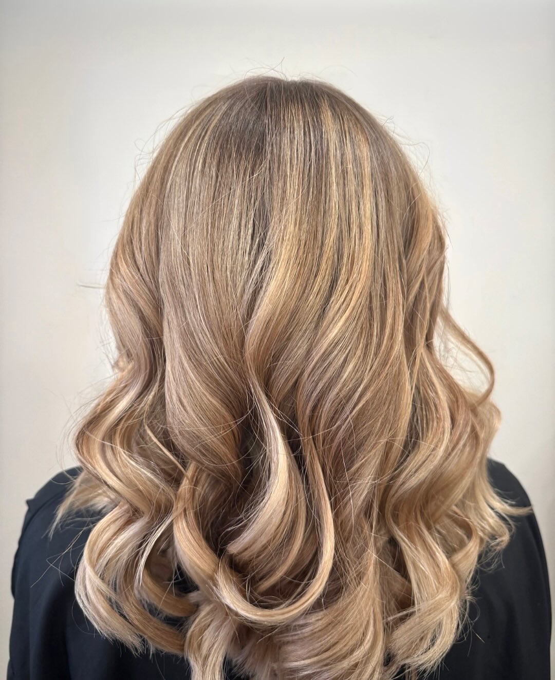 ✨ Avant / Après ✨
Un ombré hair sublimé par une patine blond beige 🤍
Un résultat tout en douceur, lumineux et ultra-naturel ✨🌿
