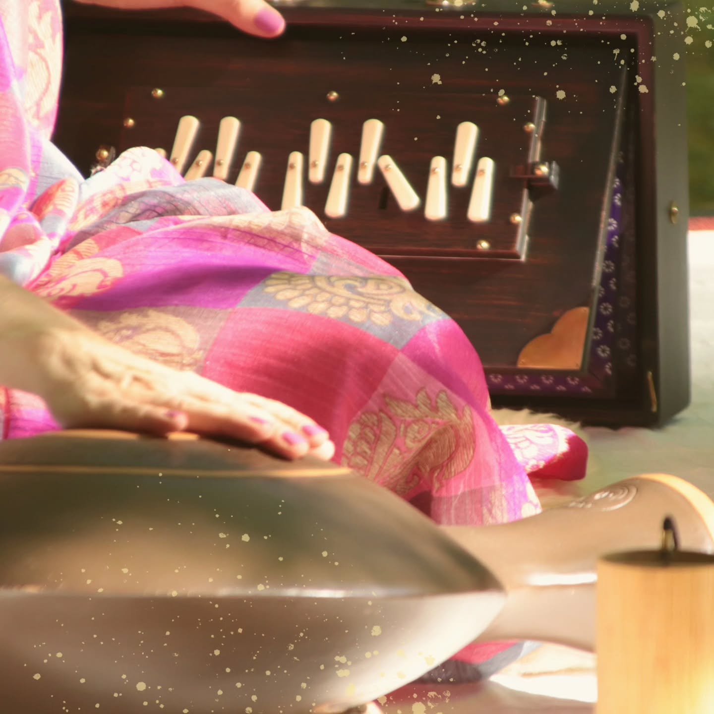 A música é vital em mim. Mas também aprendi que preciso muito do SILÊNCIO. Porque é no silêncio que, tantas vezes, encontramos as respostas mais verdadeiras.É no silêncio que a alma se revela e o coração fala sem máscaras. 🤫
Vivemos tempos em que surgem vozes fáceis, promessas rápidas, soluções que parecem milagres...
Mas nem tudo o que parece brilhar é luz.
Por isso, antes de procurar acompanhamento (e mais ainda aconselhamento, só a palavra já me dá arrepios 🙄) em pessoas que oferecem promessas vazias, escuta primeiro o teu próprio silêncio e o teu coração. 🧡
Ele sabe. Ele guia. Ele protege. 🌿
Entre a música, o silêncio, a psicologia e a vida, aprendi uma grande lição: não é fora, mas dentro, que começa a verdadeira transformação. ☀️
Cautela com conselhos que falam mais de quem os dá do que de quem os recebe! 🍀
Com Amor, ❤️
Lisa Bompastor
📸 2020 / do meu fotógrafo favorito de sempre, Nuno Barreira 😍 @yuko.higashi_portugal, no @vidagopalacehotel a convite da @sousa.elisetepereira