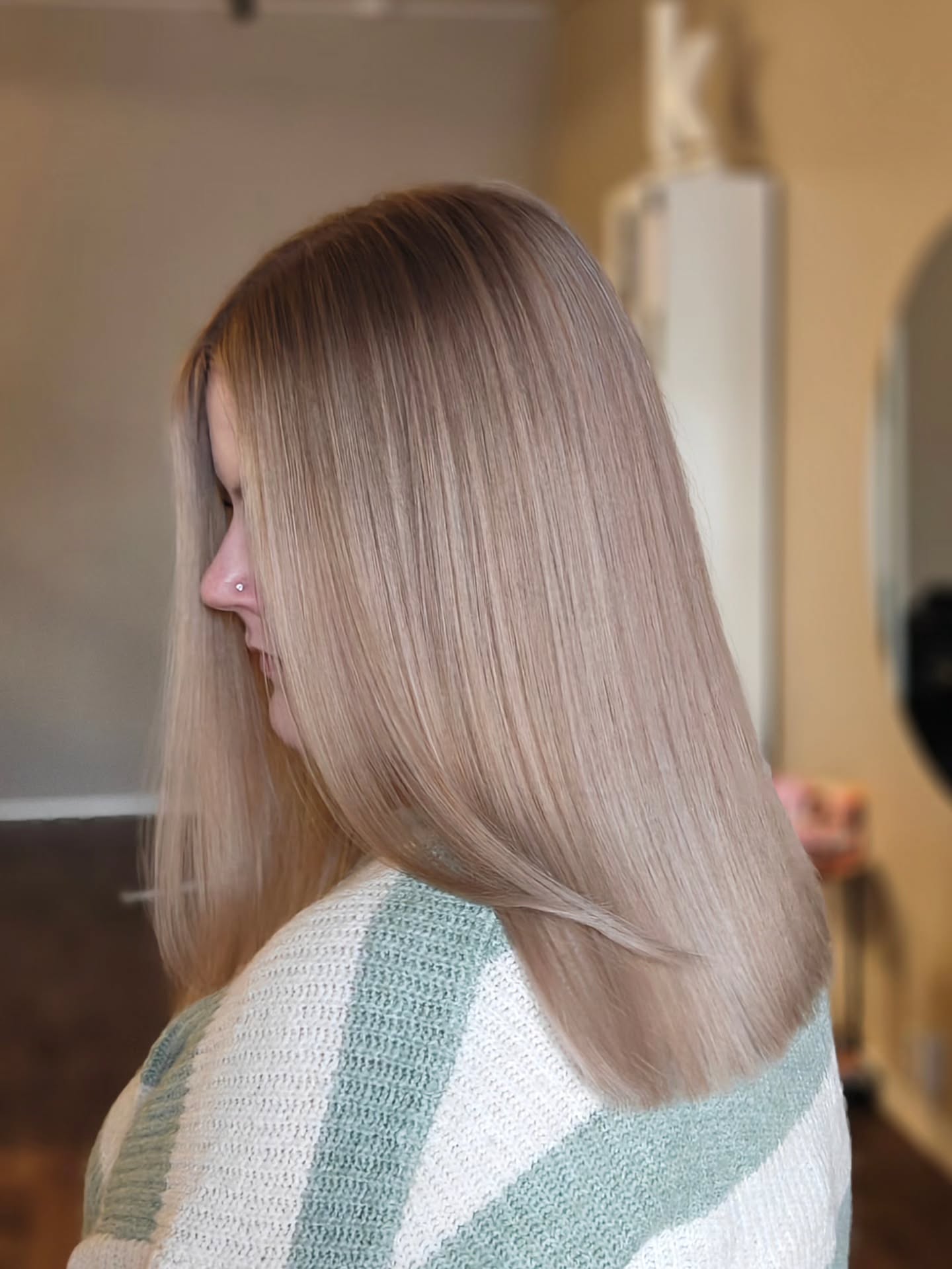 The blend 🤌🏼
Babylights + tupeerausraidat mun uudella ihastuksella @blondesolutions vaalennusjauheella 🔥
Sävynä @kevinmurphyfinland 10.28+8.71 #colormeresepti
#kampaamokauhava #veeraushair #vaaleatraidat #hiekanvaalea #luonnollinenvaalea #pinnilehti #hairdressersoffinland